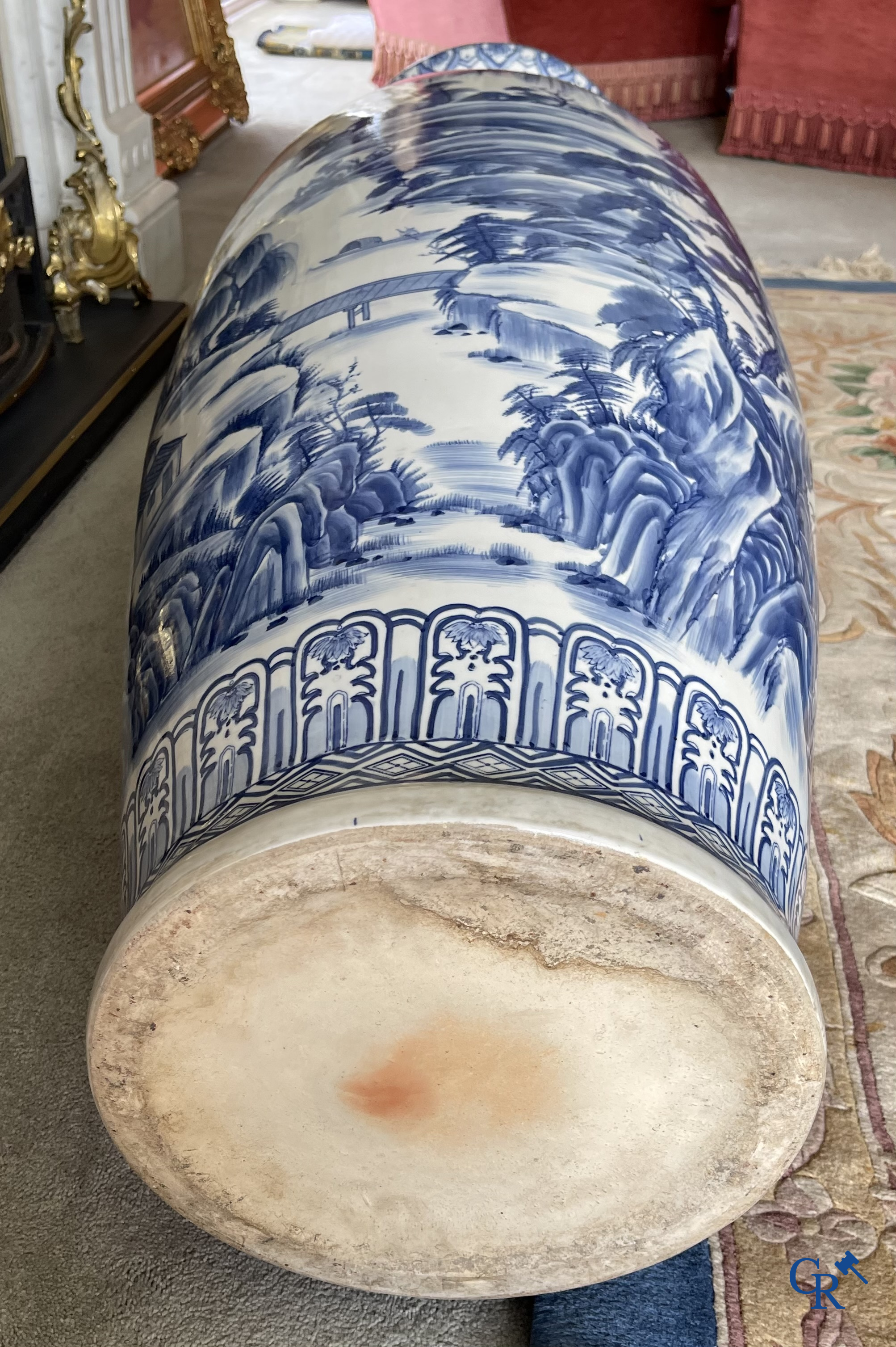 Art Asiatique, porcelaine chinoise. Importante paire de vases chinois en porcelaine bleu-blanc. Décor des guerriers. XXe siècle.