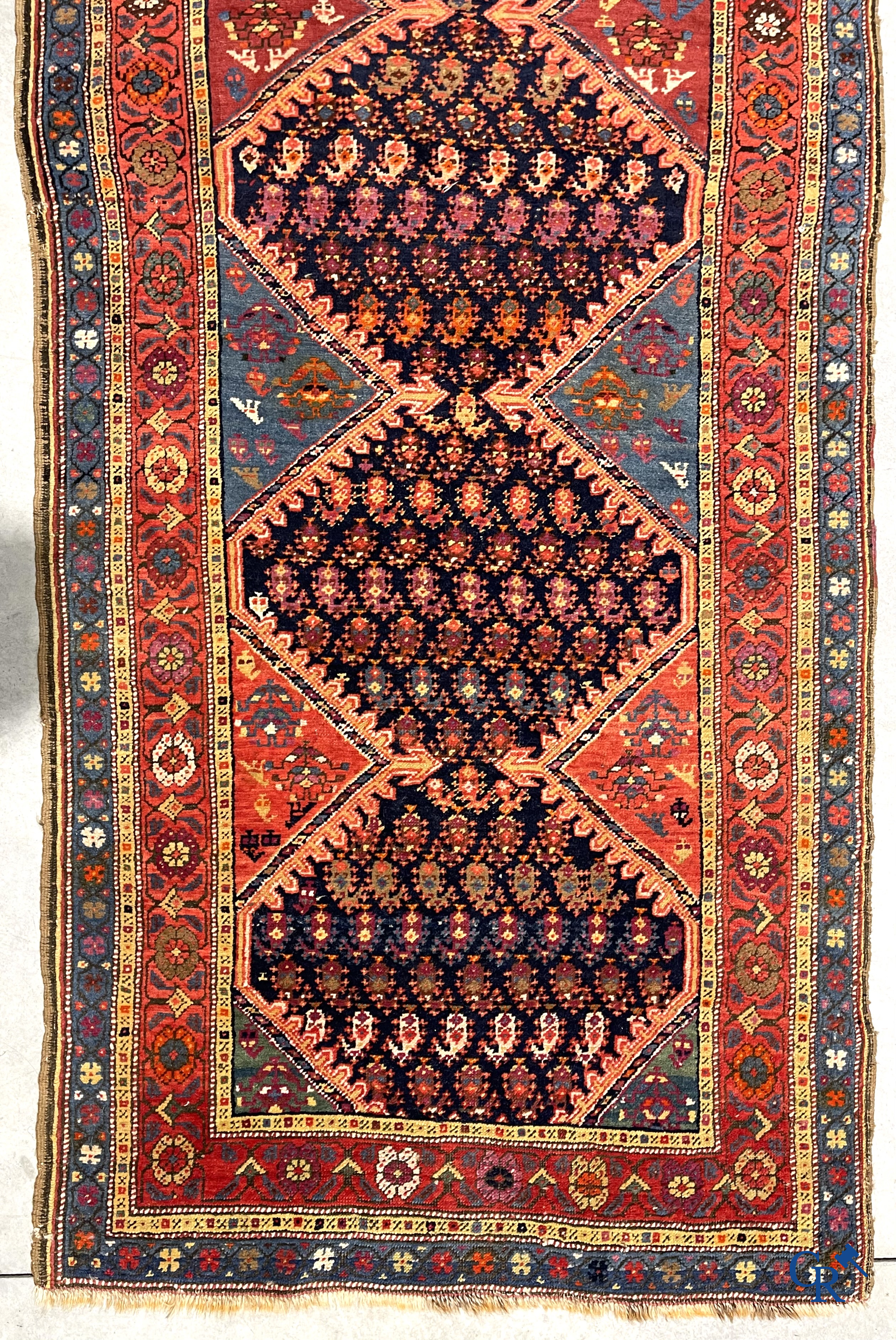 Tapis d'orient. Grand tapis antique noué à la main avec des motifs géométriques. XIXème.
