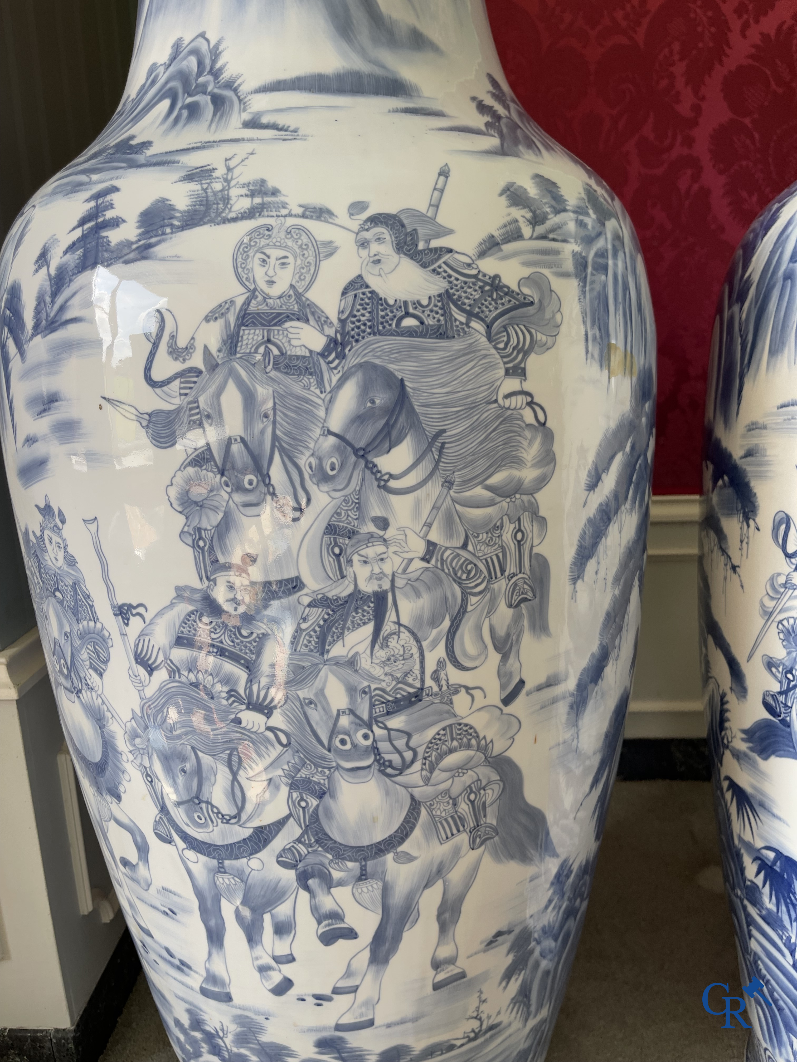 Art Asiatique, porcelaine chinoise. Importante paire de vases chinois en porcelaine bleu-blanc. Décor des guerriers. XXe siècle.