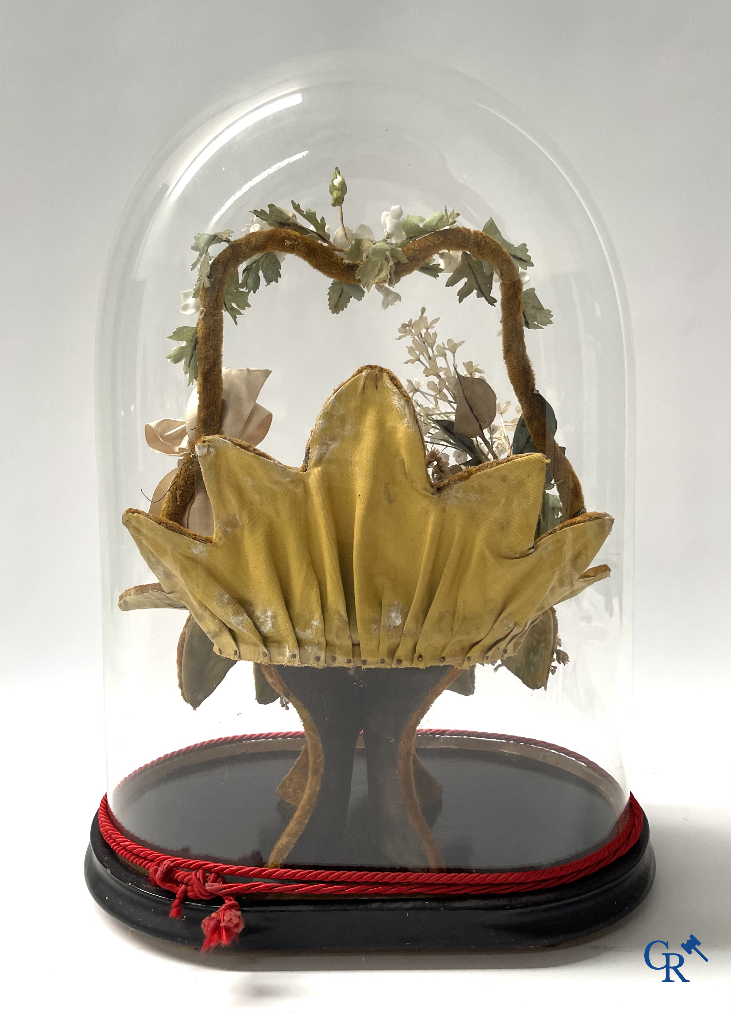 2 uitzonderlijke globes in glas met een bruidsboeket in mandvorm, bewerkt met bloemen in fijn porselein. Circa 1900.