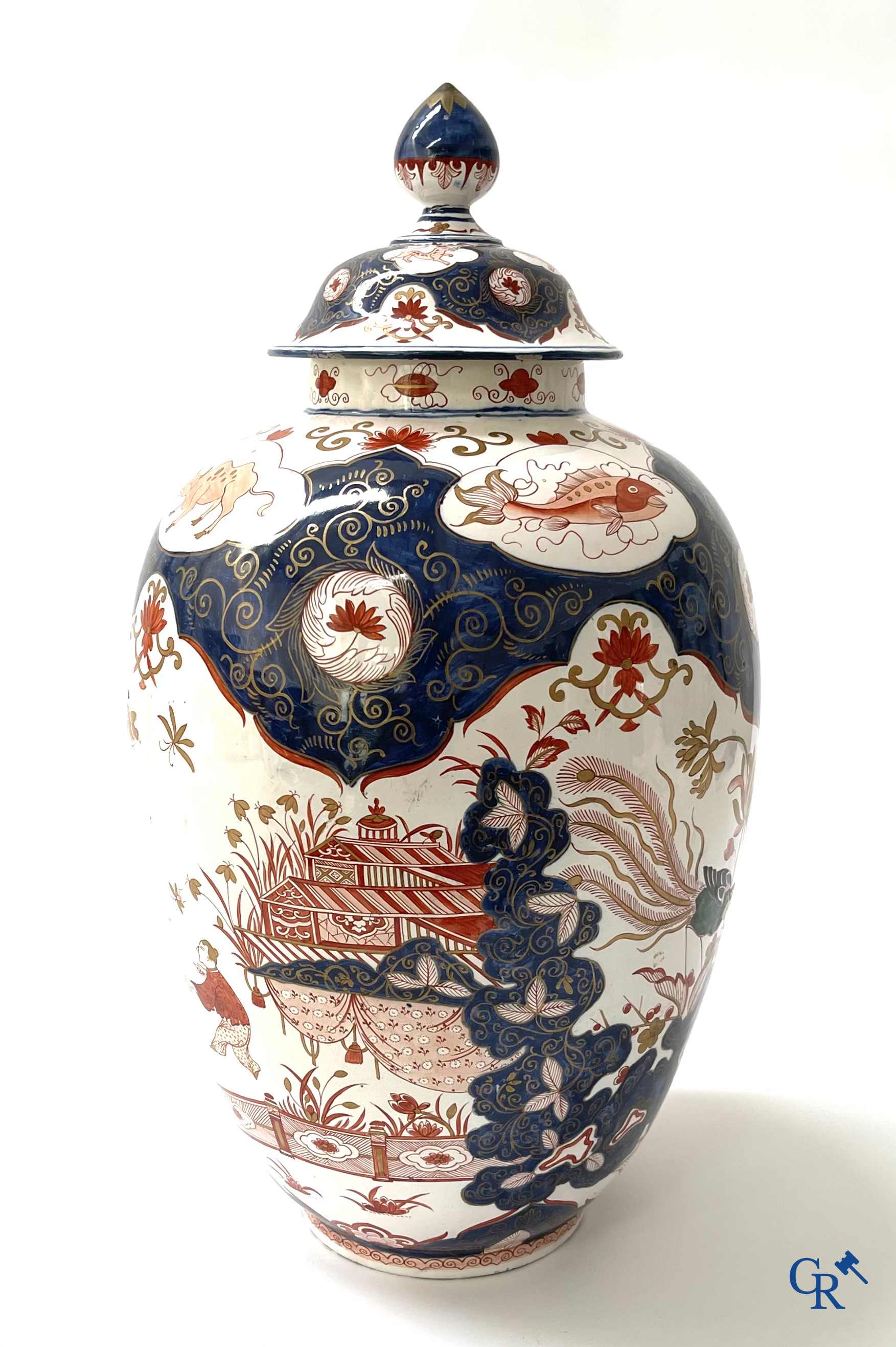 Delft. A large lid potich with Imari decor in Delft pottery, marked Blompot (De Vergulde Bloempot). 19th century.
