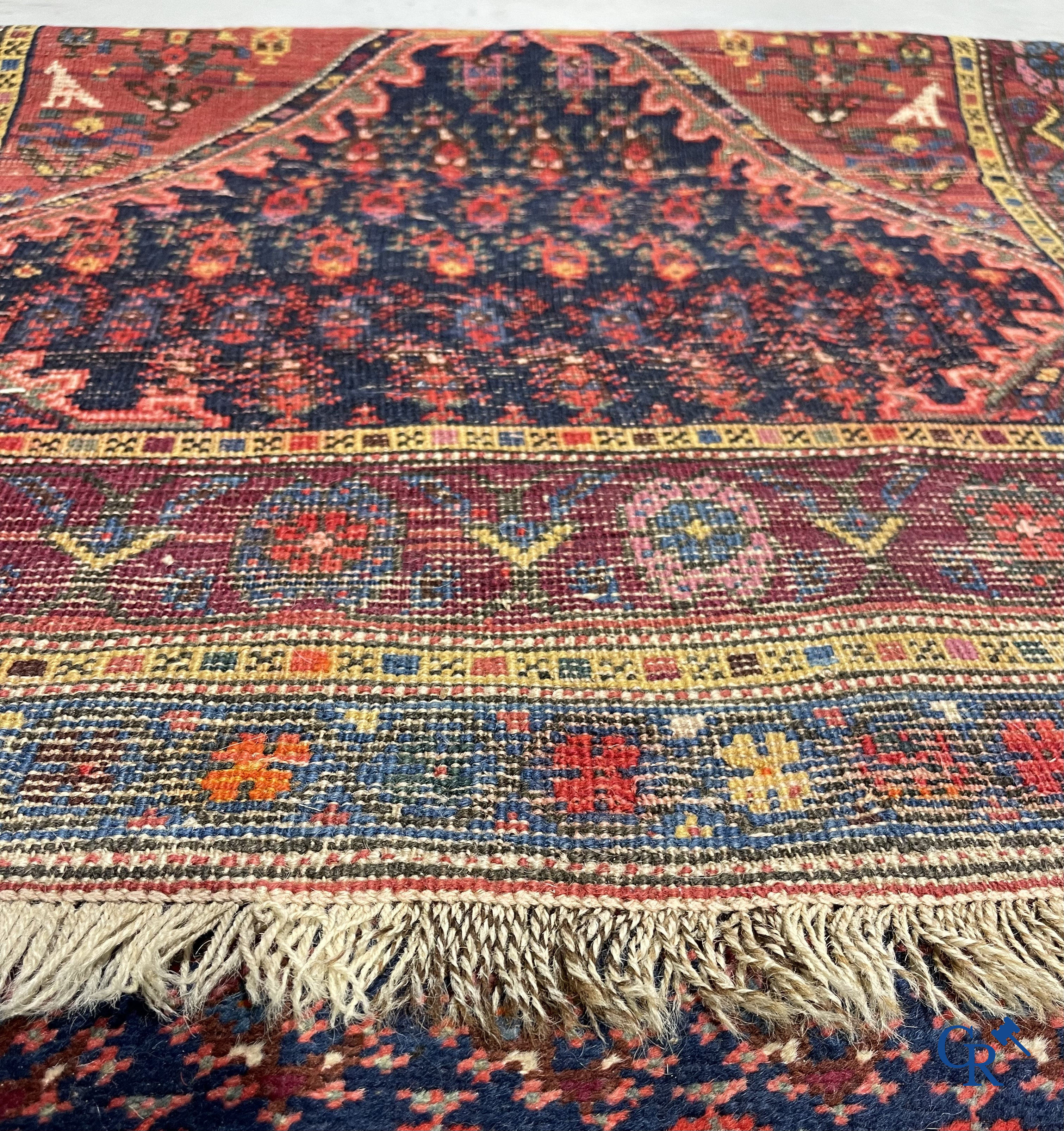 Tapis d'orient. Grand tapis antique noué à la main avec des motifs géométriques. XIXème.