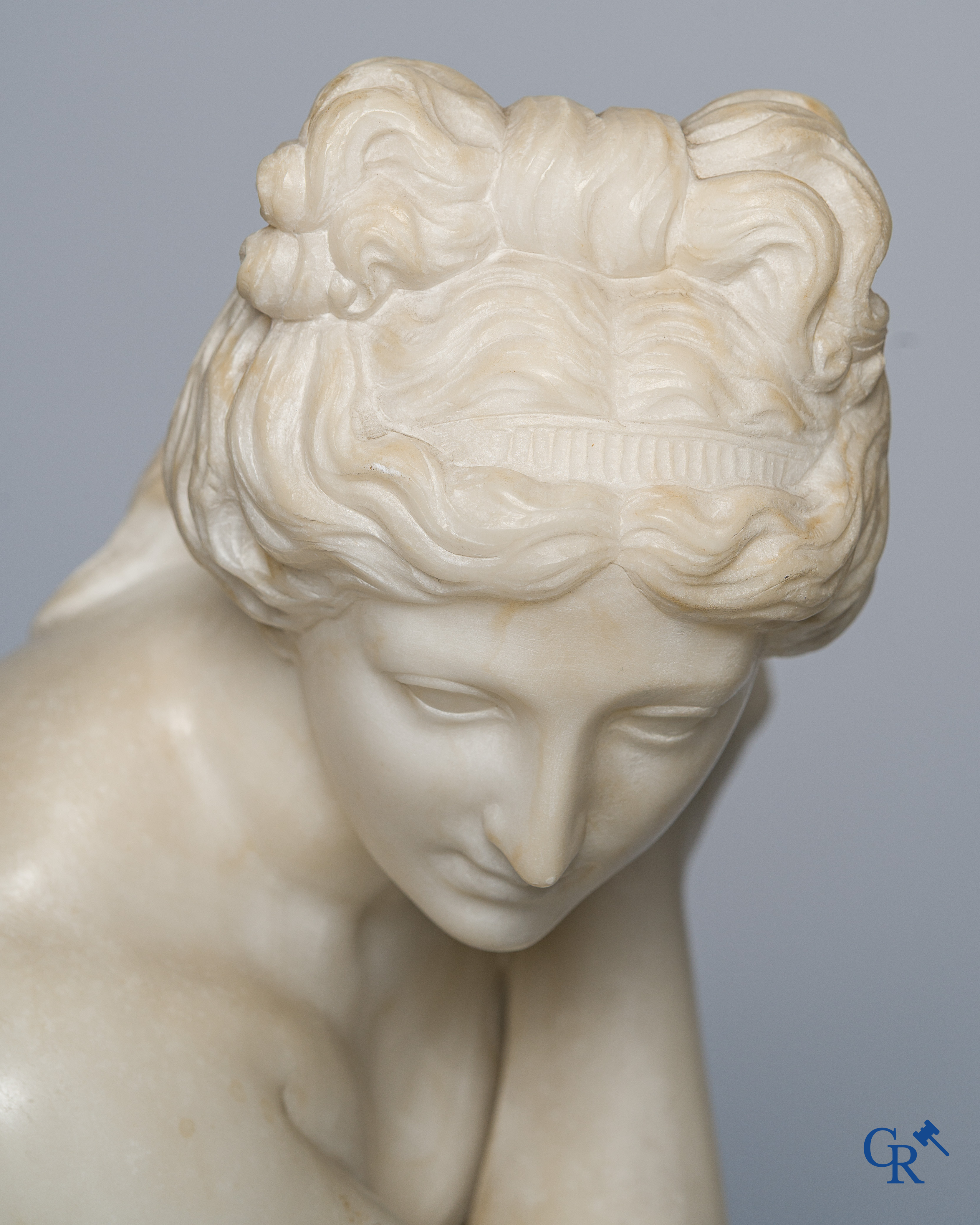 The crouching Venus. Italian Grand Tour sculpture in hand-carved marble. Around 1900-1920, in the antique style.