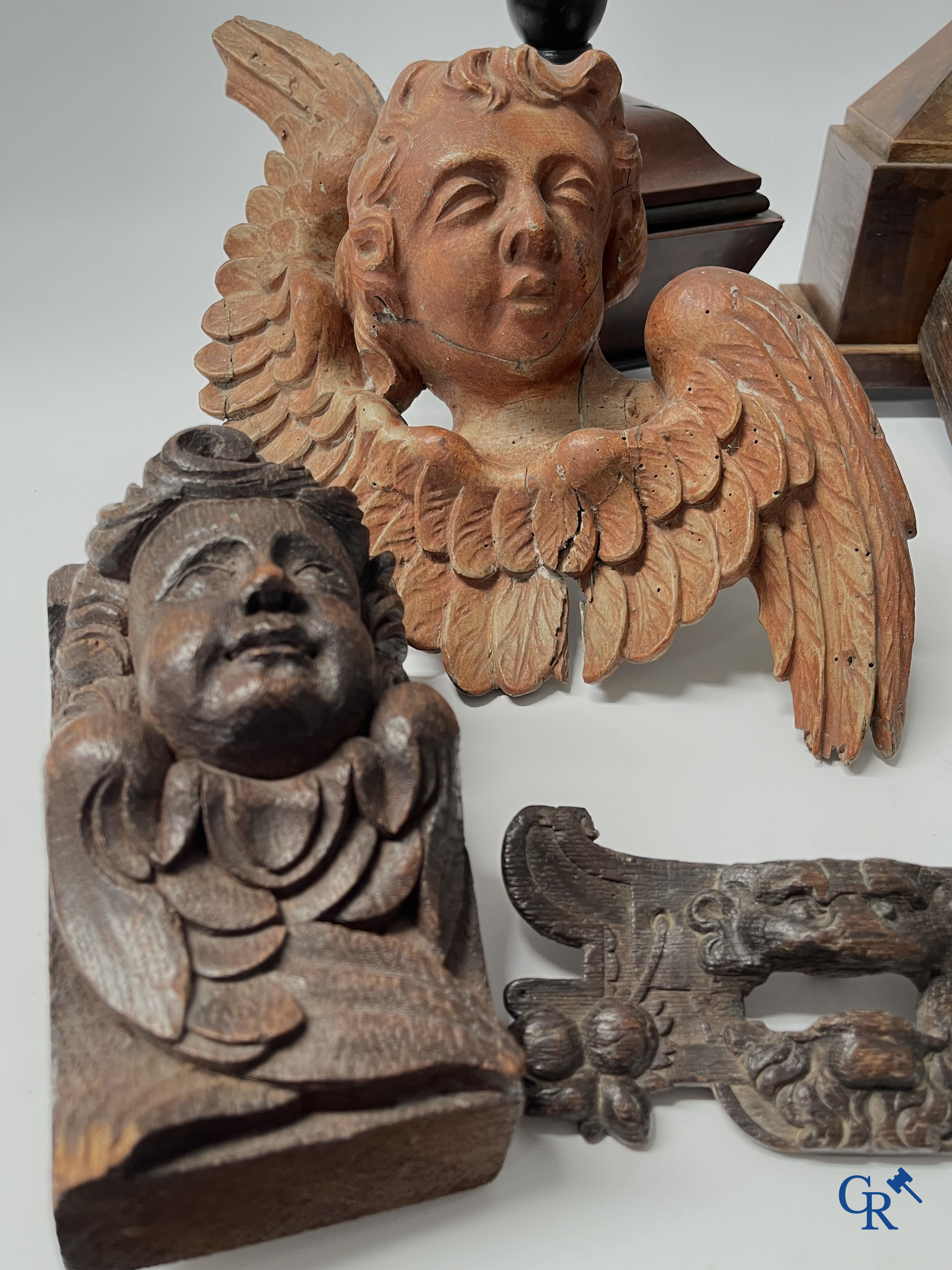 Religieuze objecten. Groot lot houtsculpturen. 19e eeuw.