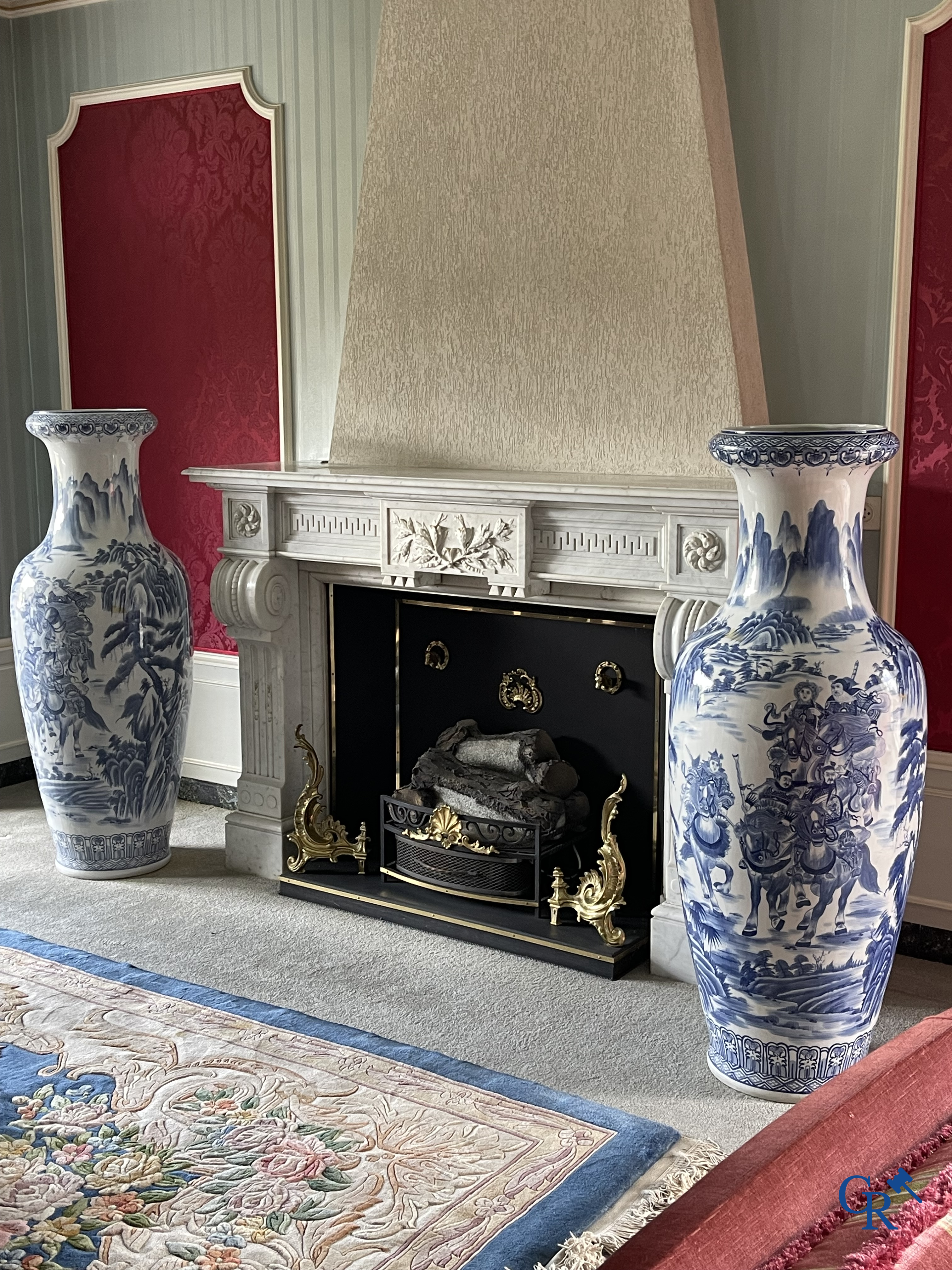 Art Asiatique, porcelaine chinoise. Importante paire de vases chinois en porcelaine bleu-blanc. Décor des guerriers. XXe siècle.