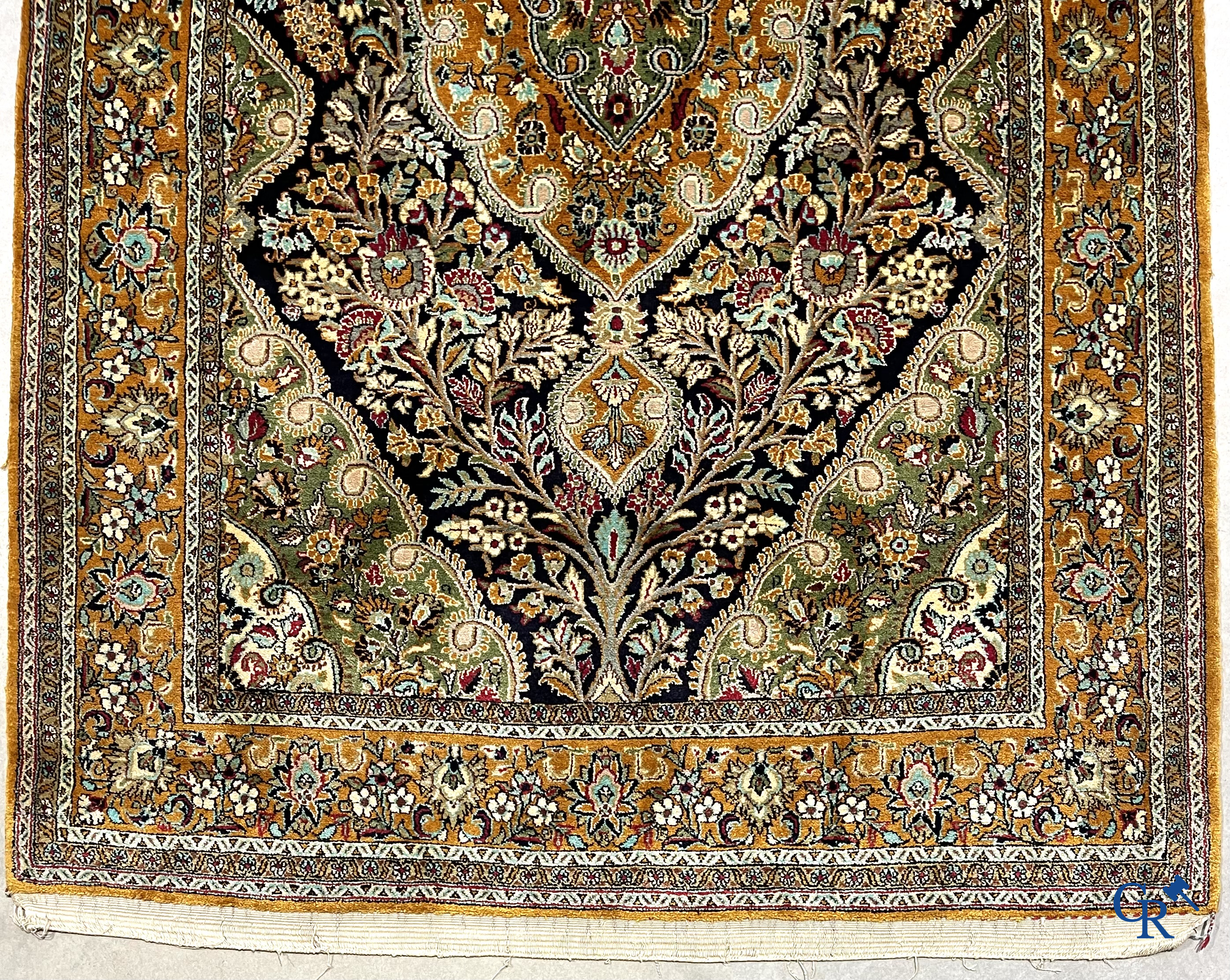 Tapis d'orient. Tapis en soie noué à la main avec un décor floral sur fond orange.
