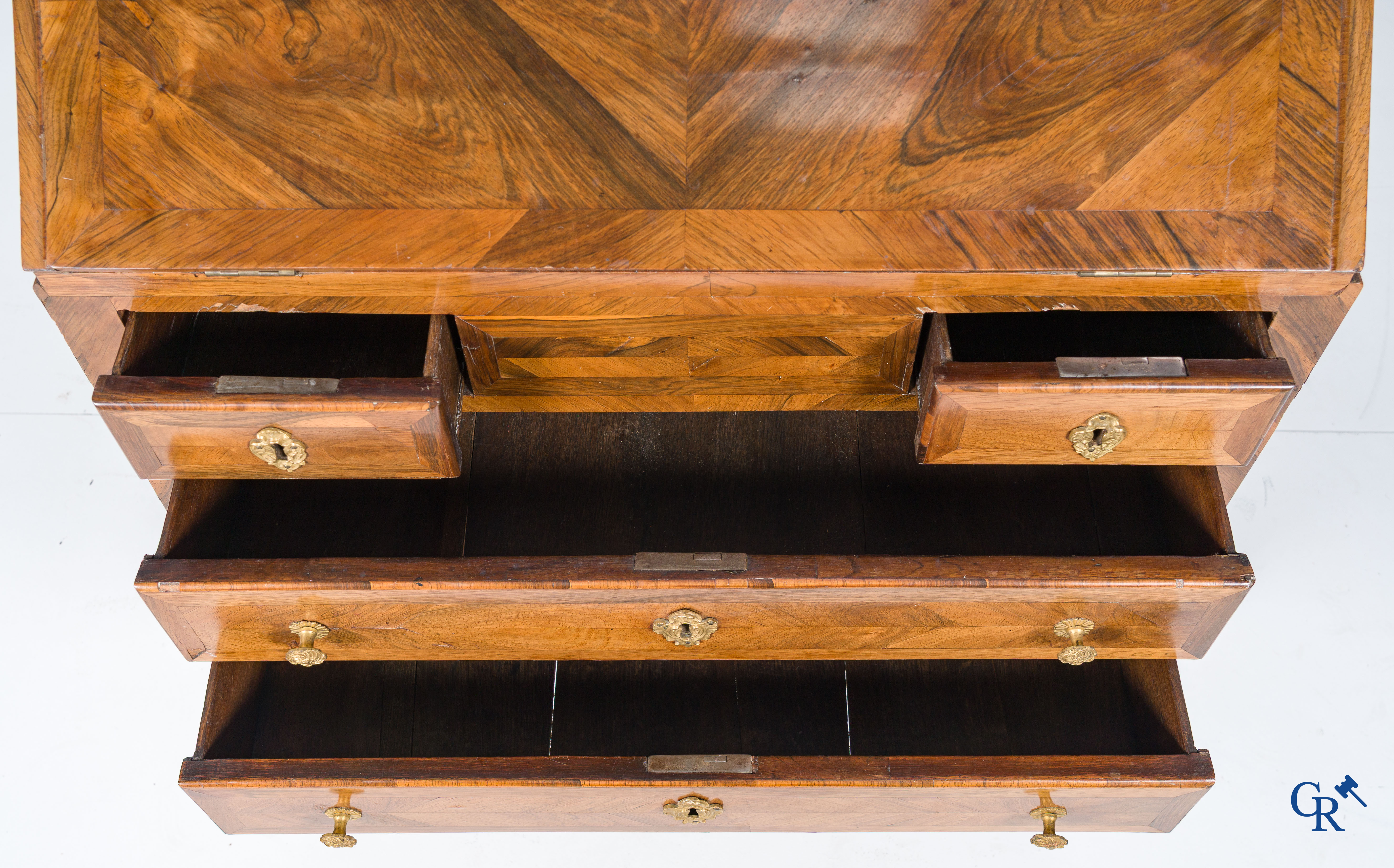 Lodewijk XV-periode. Een zogenaamde "Bureau de pente" in rozenhout fineer en marquetterie. 18e eeuw.