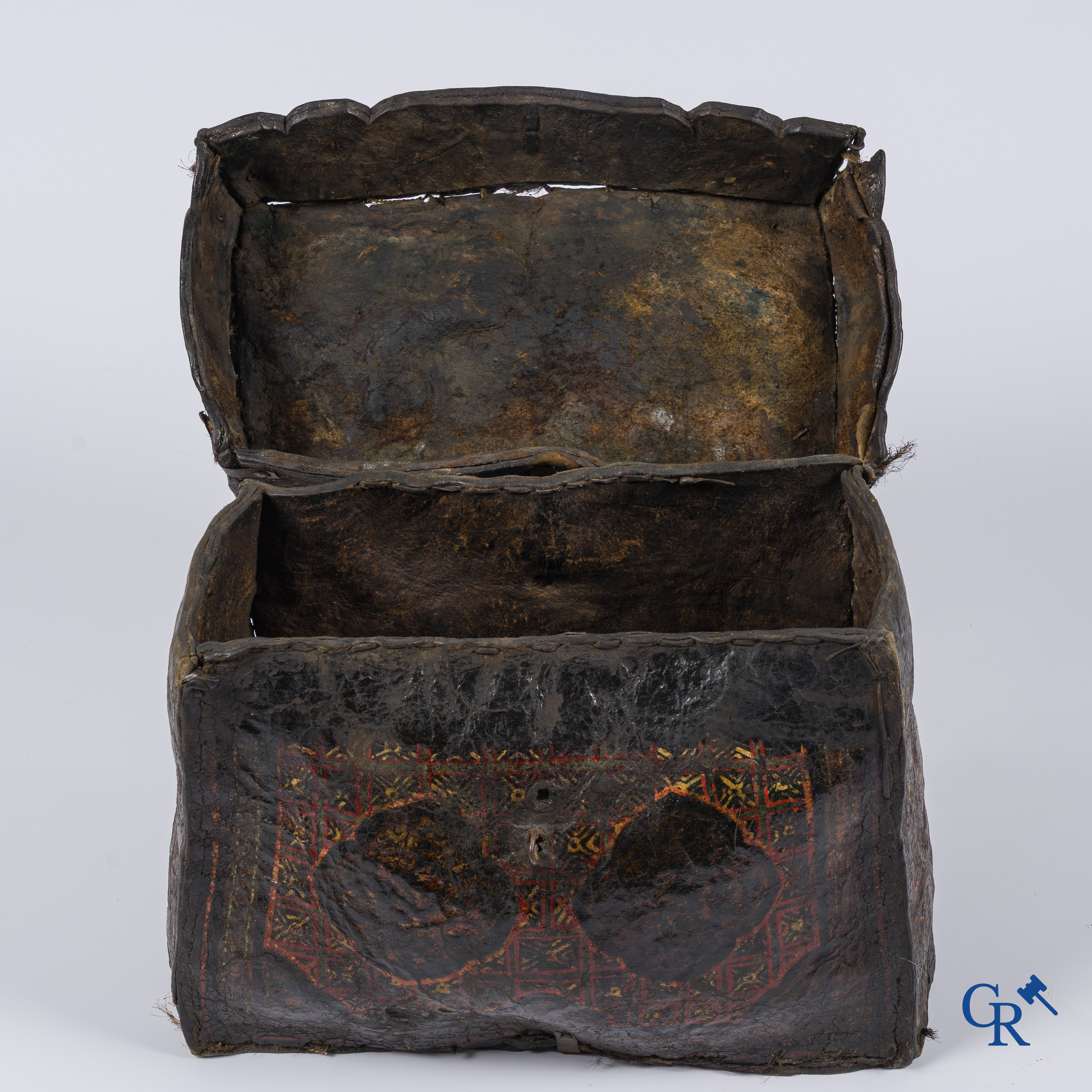 Ancien coffret à monnaie ou à documents en cuir avec serrure en fer forgé d'origine.