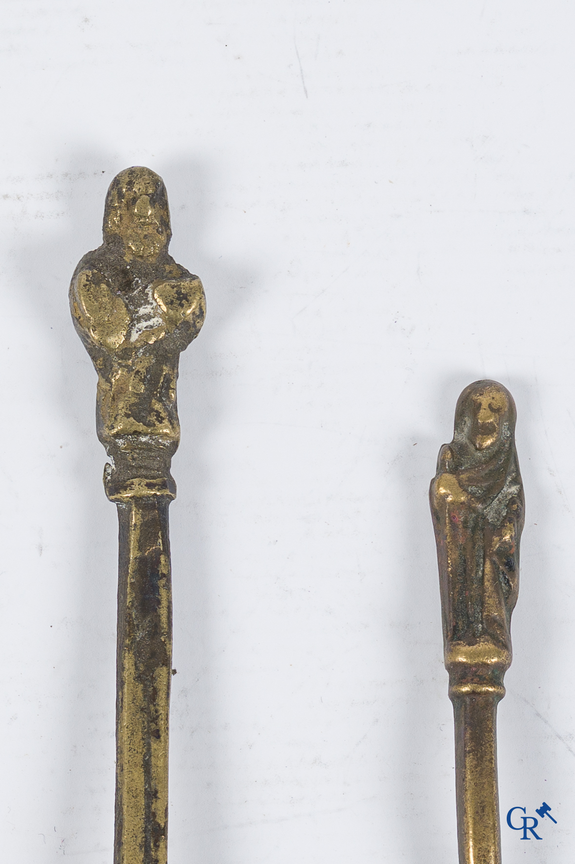 Haute époque. 3 spoons in copper and bronze, 2 of which with apostles. Hallmarks. Flanders 2nd half 15th, early 16th century.