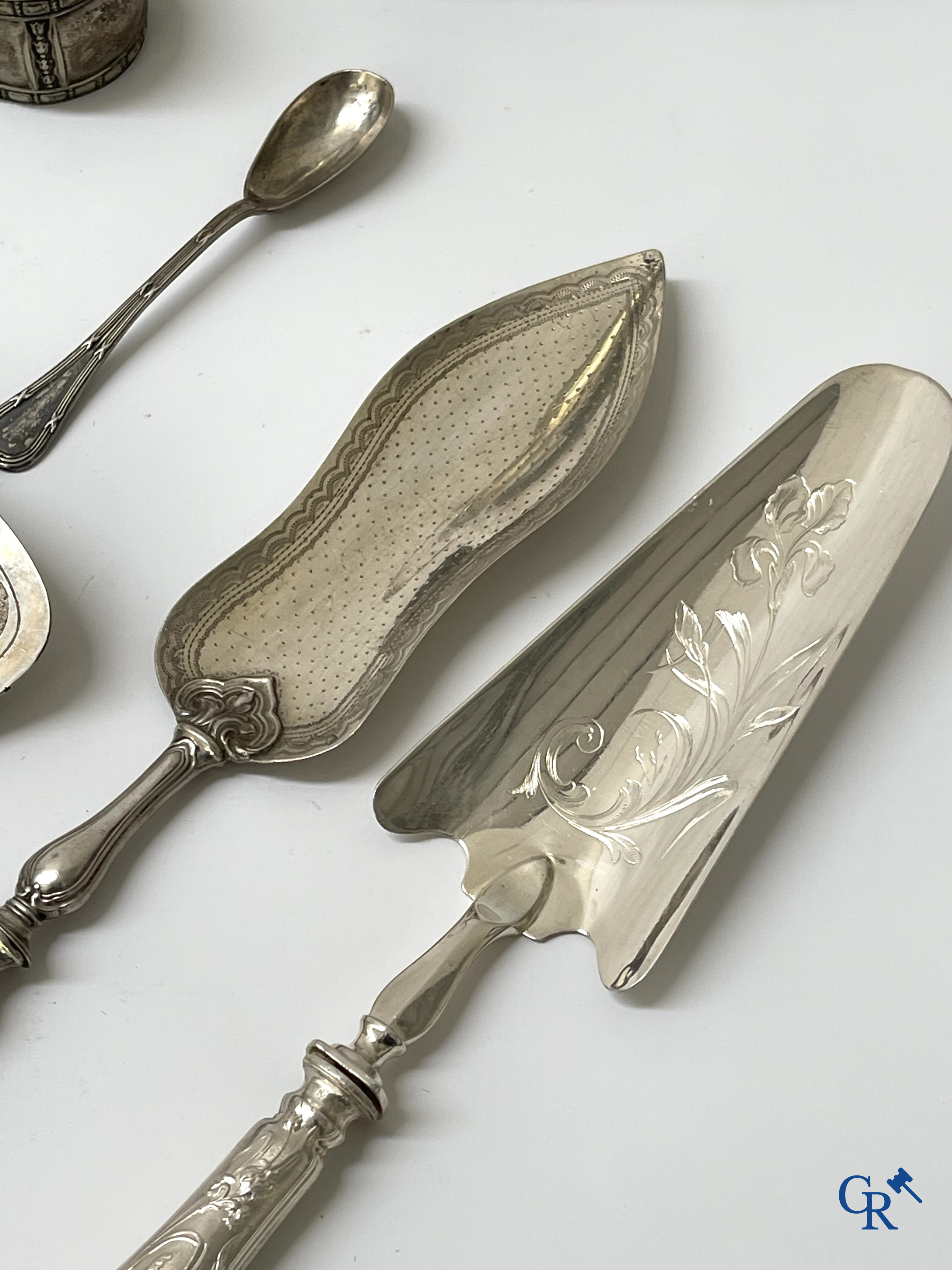 Nice lot of tableware in silver and silver plated metal. A silver plated sauce bowl and 4 silver plated saucers.