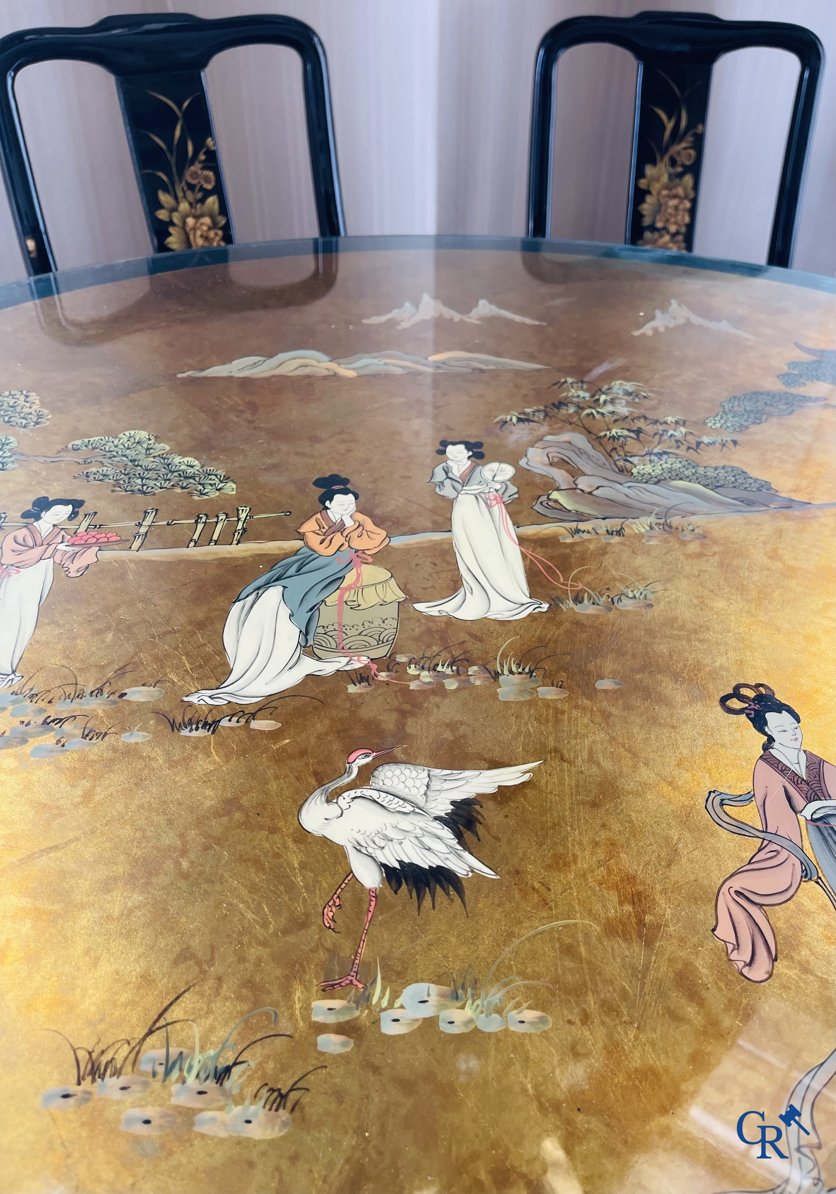 Meubels. Groot lot met vergulde en gedecoreerde Chinese meubels met lakwerk. Vitrine, tafel en stoelen enz. Circa 1970.