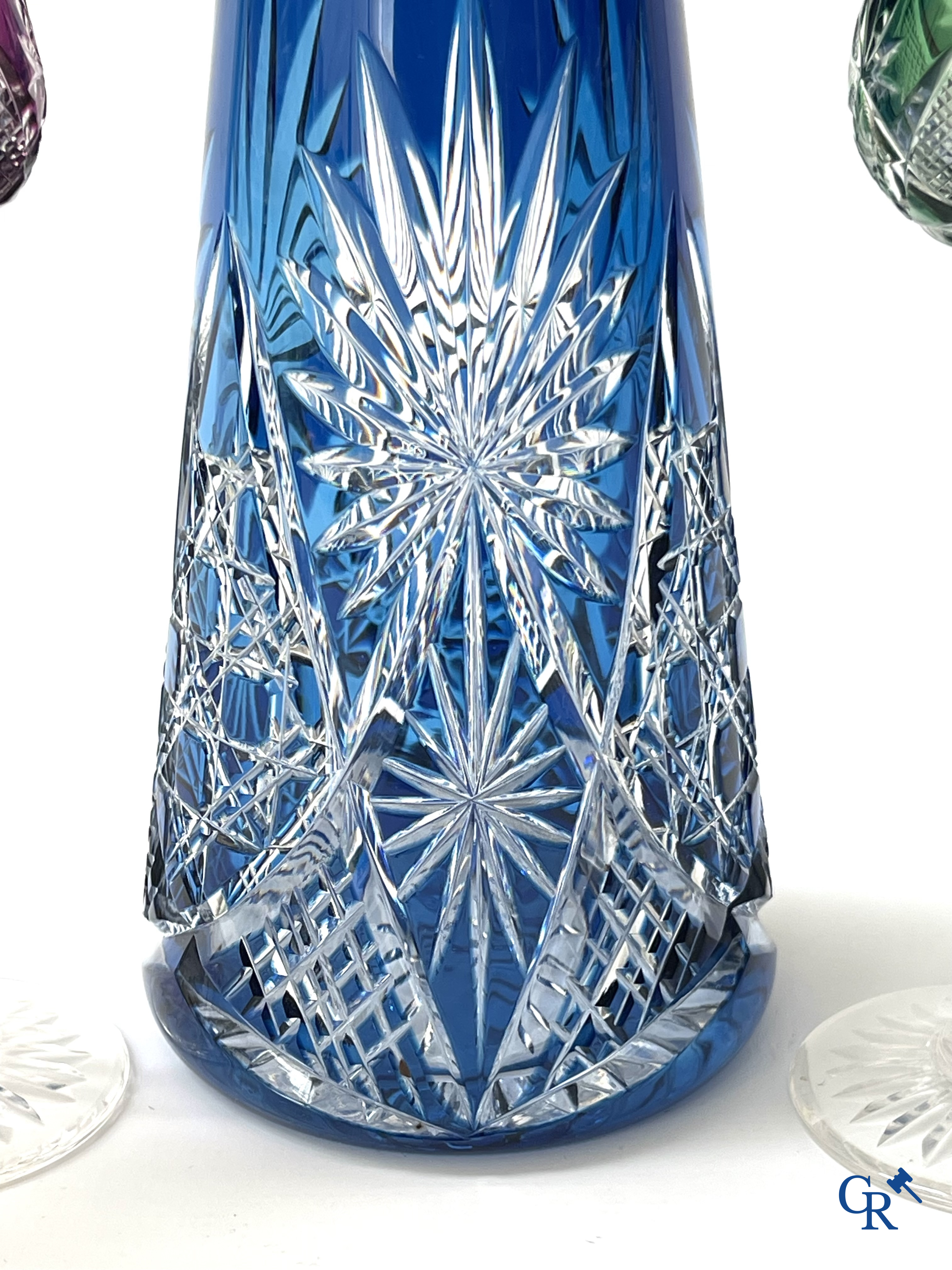 Val Saint Lambert. Een kristal geslepen karaf met 6 gekleurde glaasjes in de originele doos.
