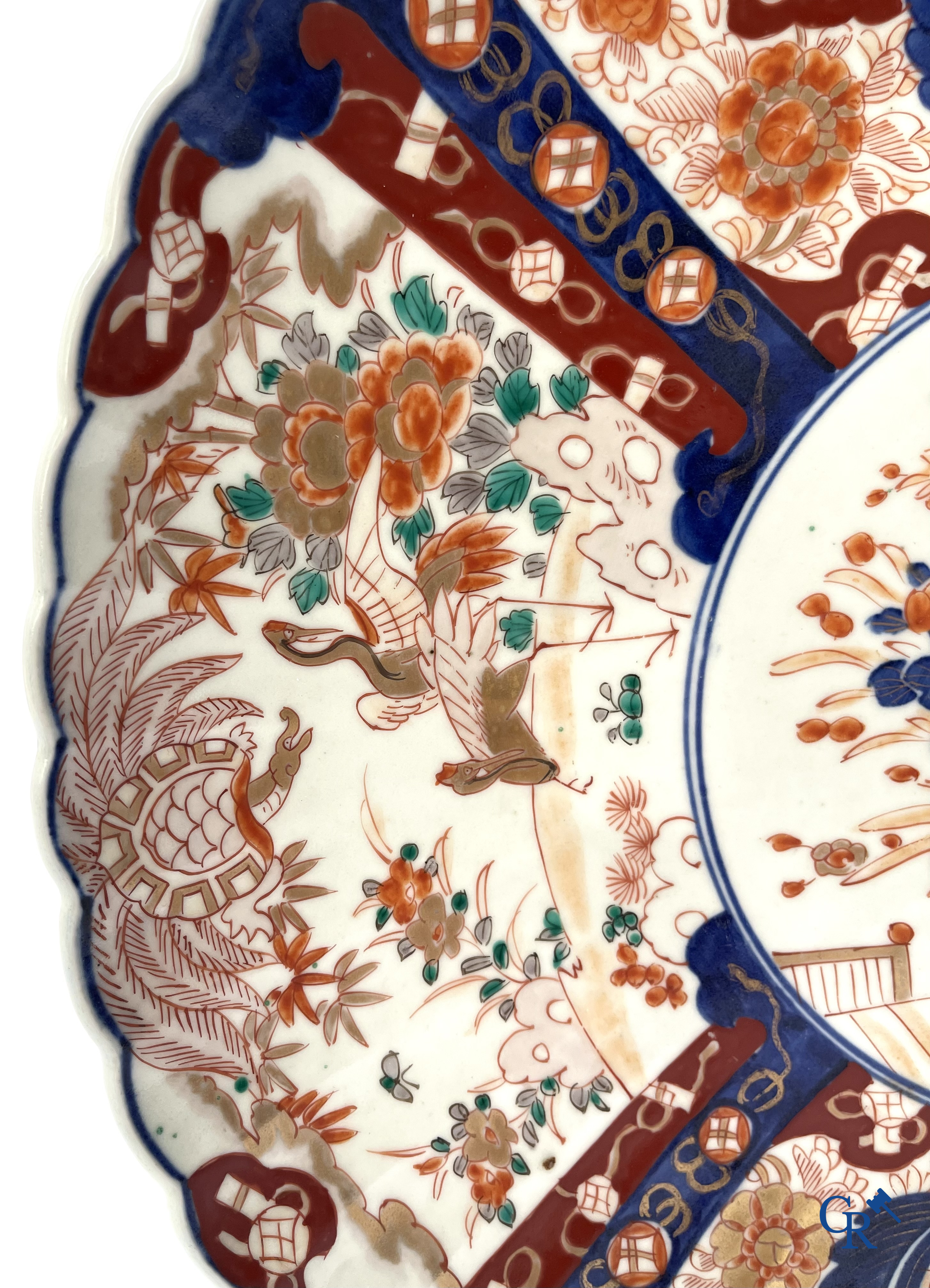 Asian Art. A large Japanese Imari dish. 19th century.