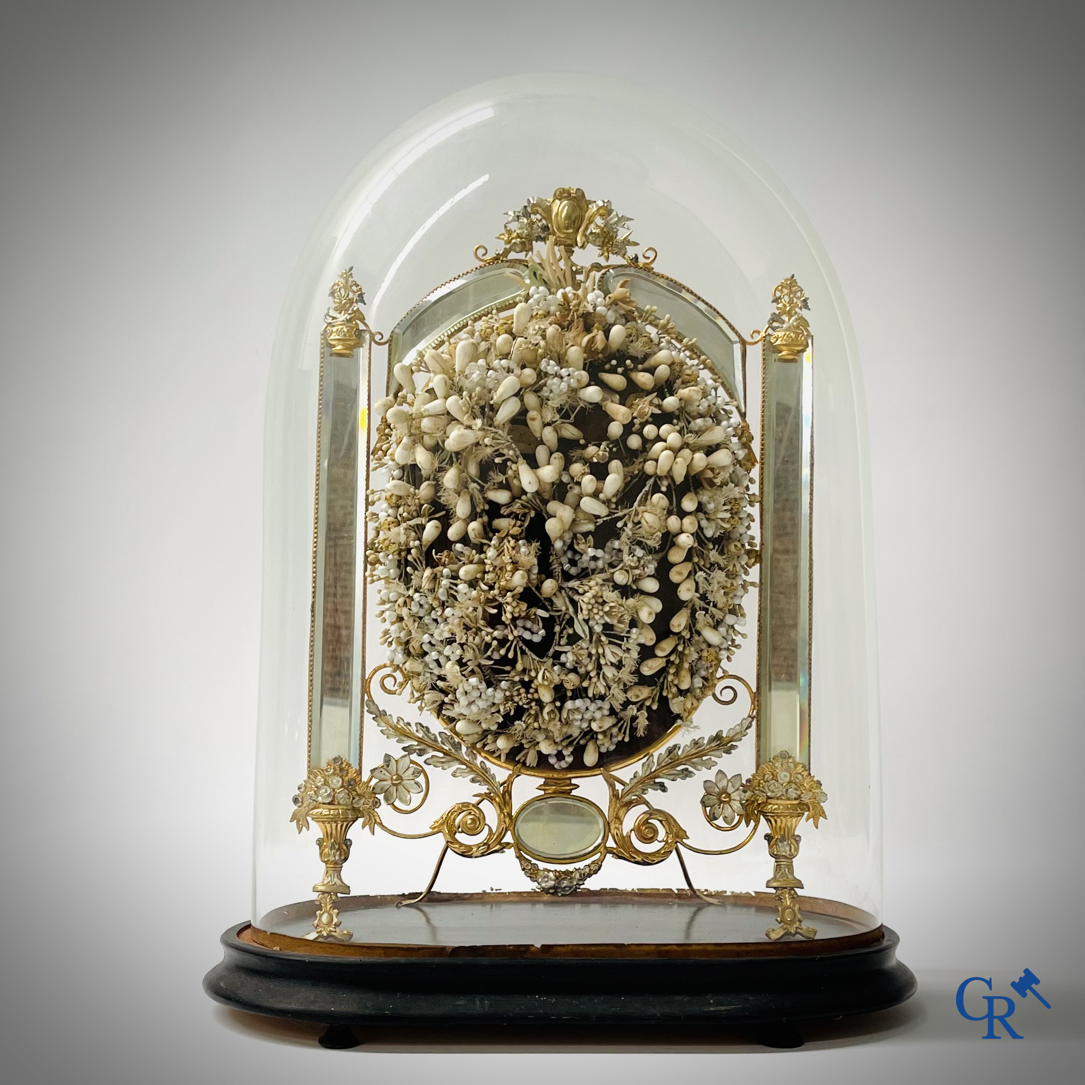 Een uitzonderlijke globe in glas met een bruidsboeket. Spiegels in vergulde en verzilverde messing. Circa 1900.