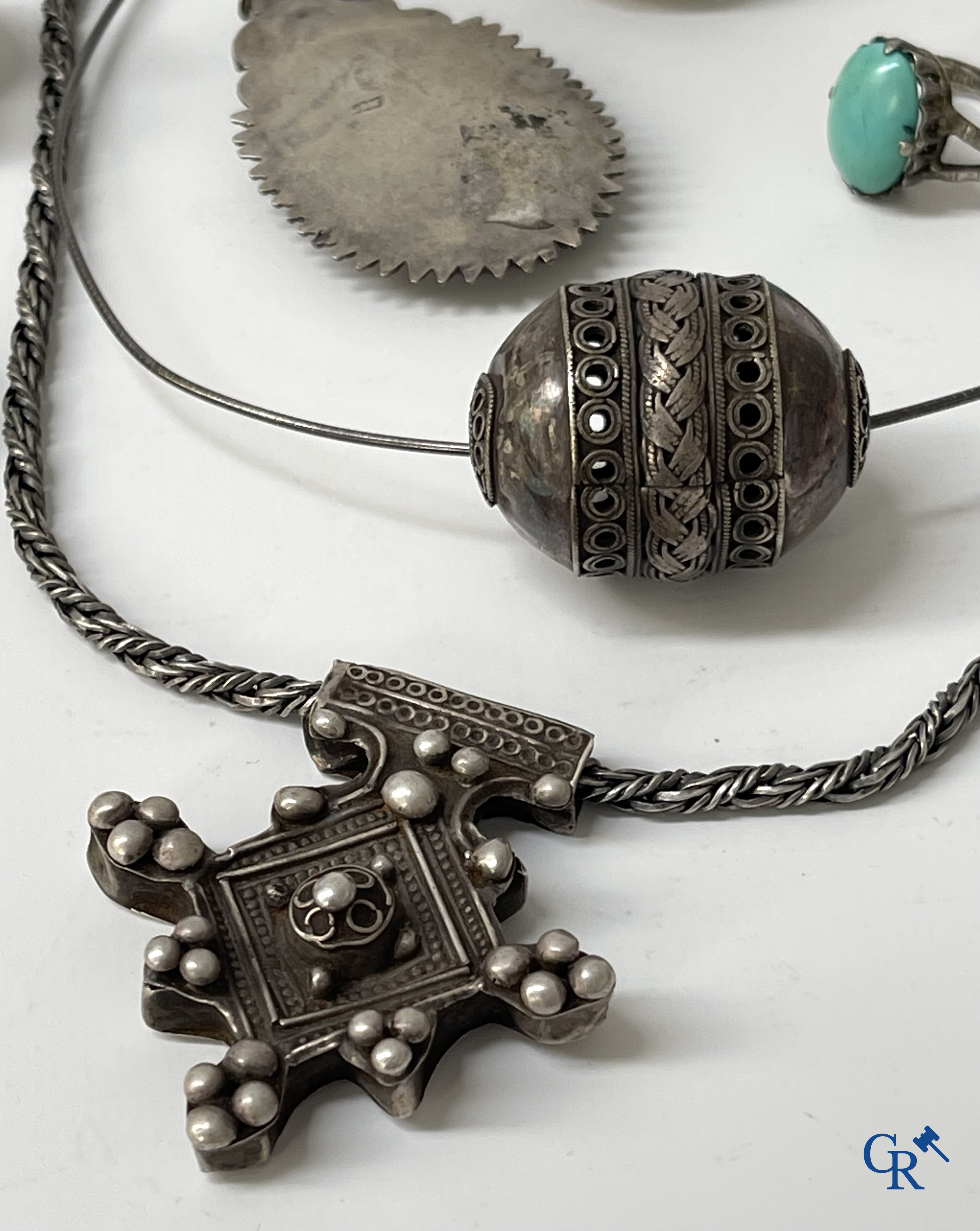 Juwelen. Lot objecten en juwelen in zilver of met zilver montuur. Een lot met uurwerken en juwelen in metaal bijgevoegd.