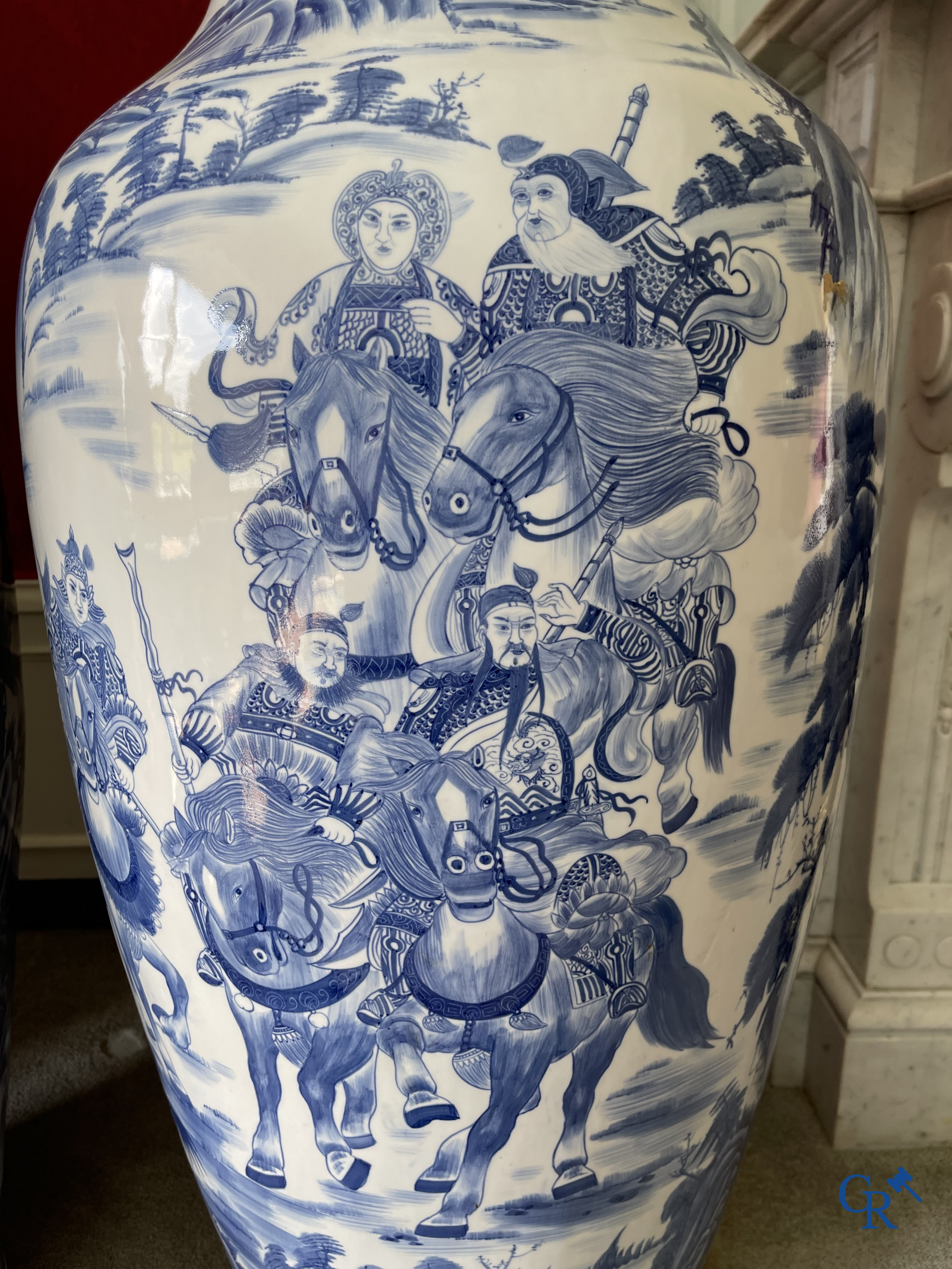 Art Asiatique, porcelaine chinoise. Importante paire de vases chinois en porcelaine bleu-blanc. Décor des guerriers. XXe siècle.