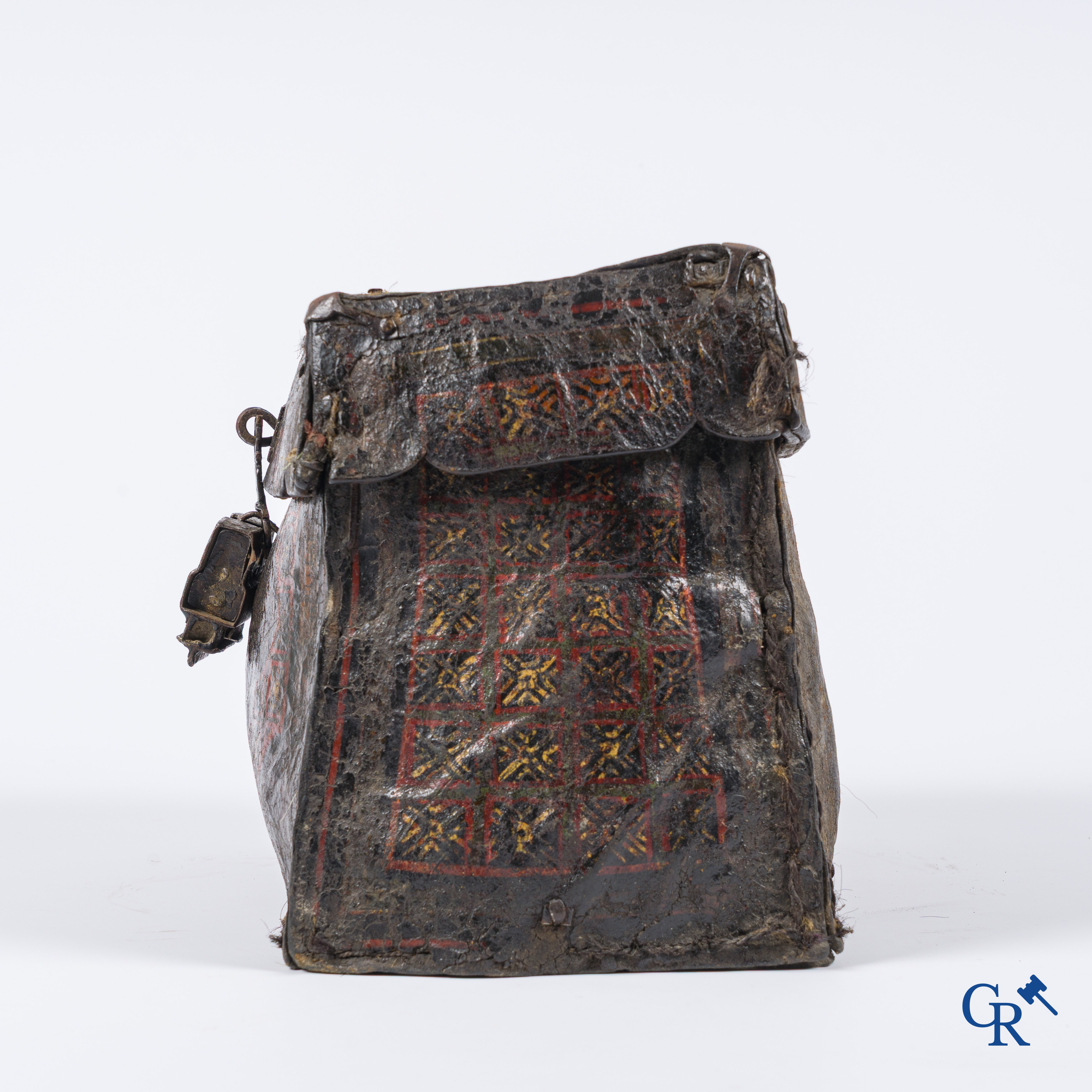 Ancien coffret à monnaie ou à documents en cuir avec serrure en fer forgé d'origine.