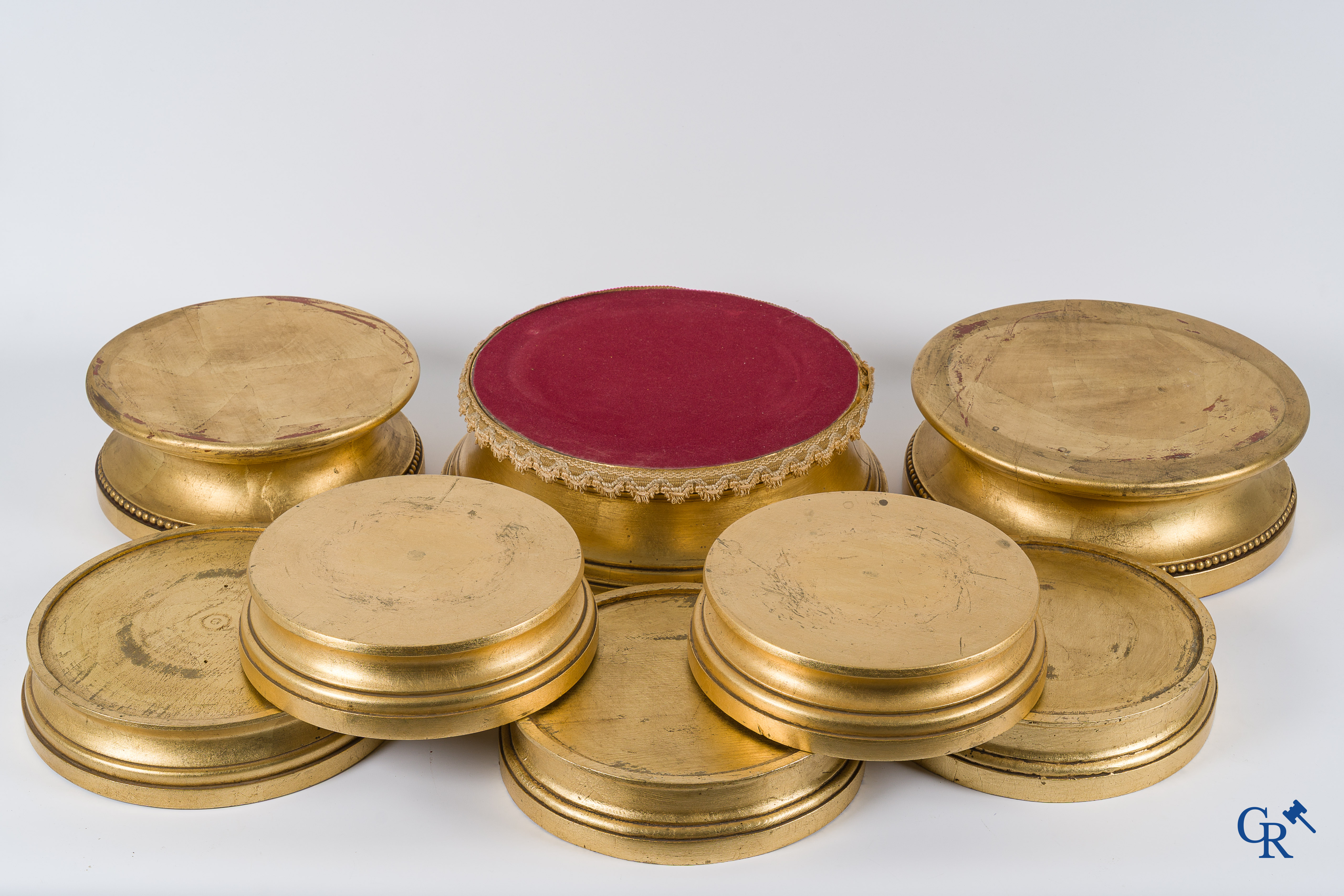 A lot with various (8 pieces) wood sculpted and gilded plinths.