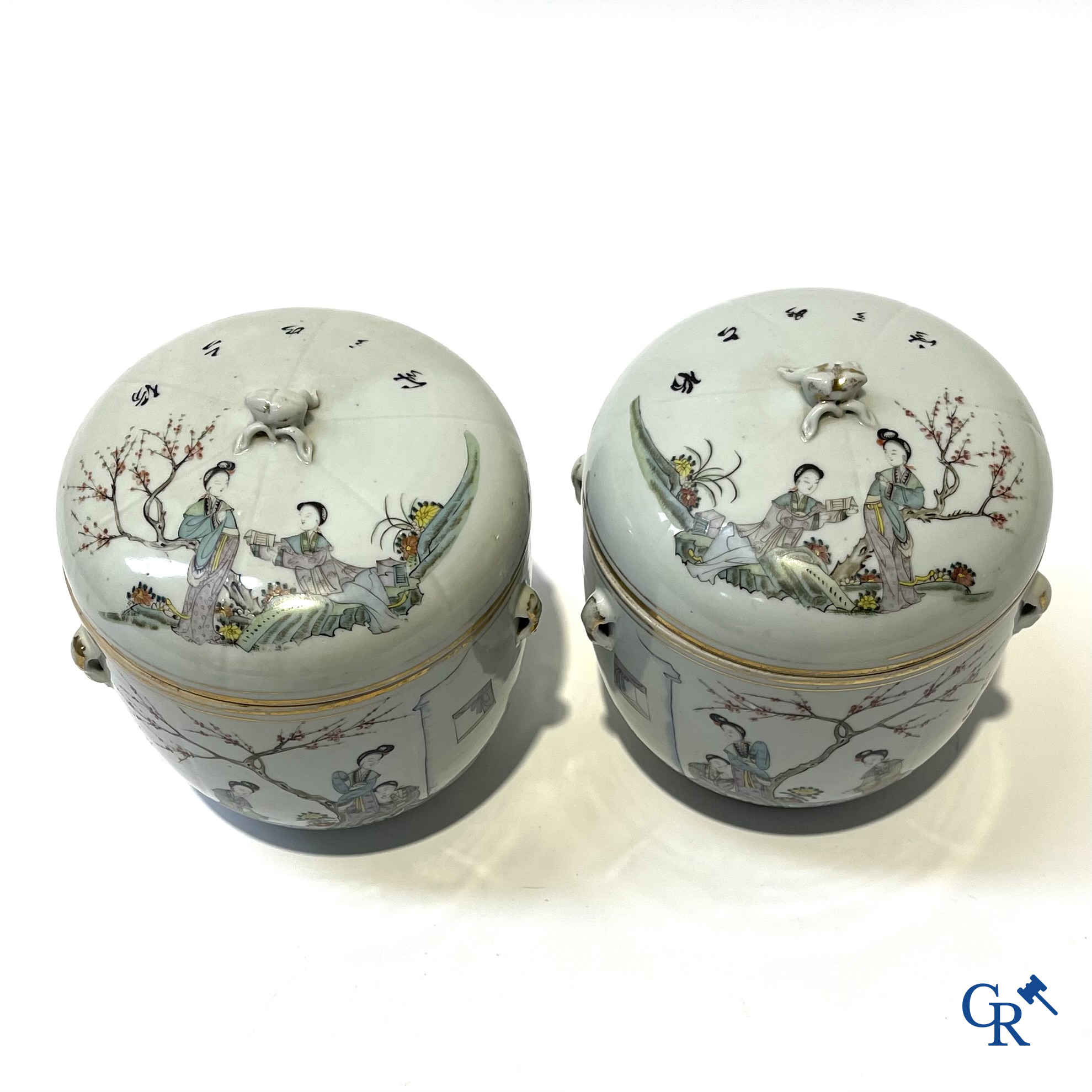 Asian Art, Chinese porcelain. A few lid jars with ladies-in-waiting. Around 1900.