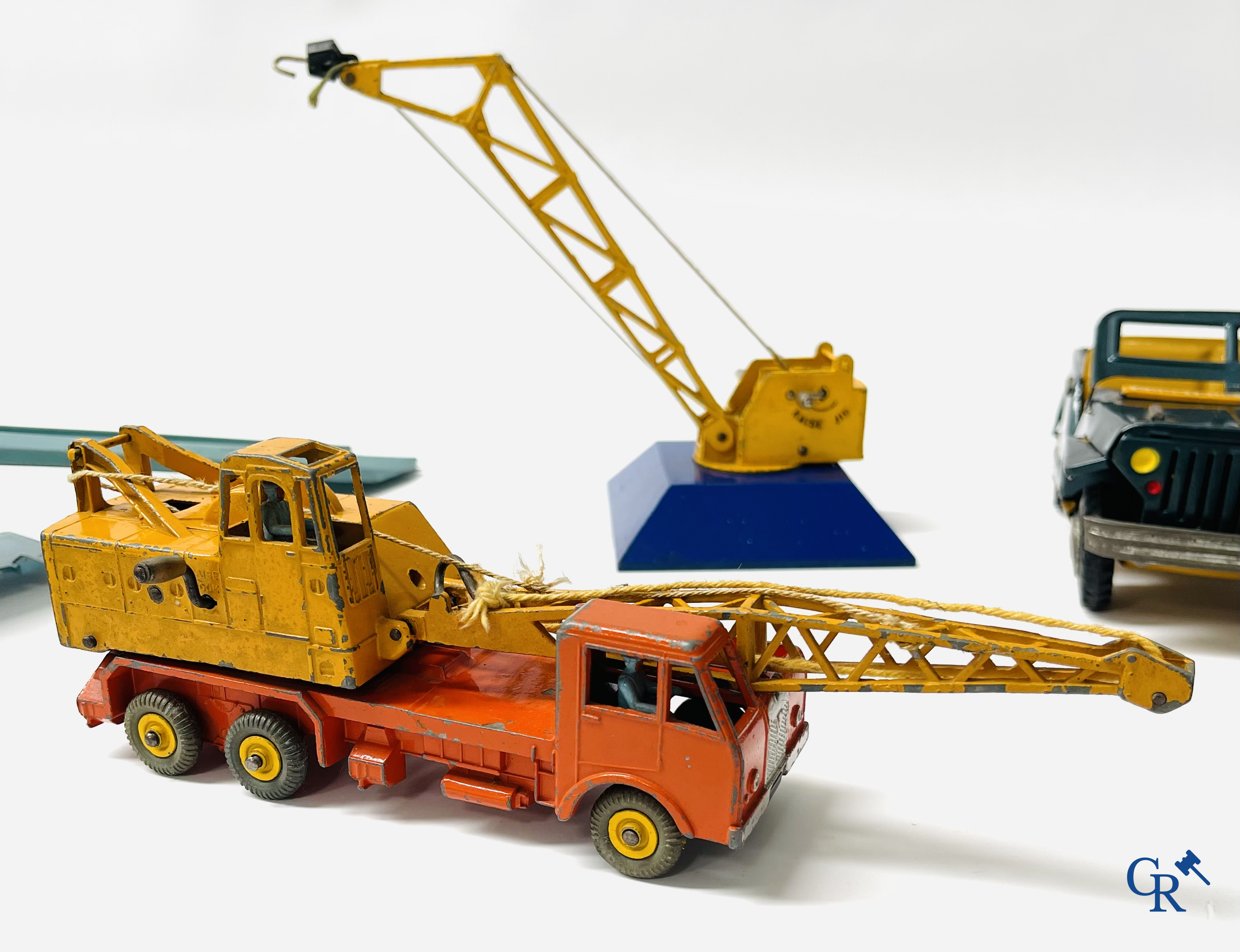 Vieux jouets. Intéressant lot de jouets. Dinky toys, Prameta Kölner Automodelle, Contstruction Jeep Japan, etc.