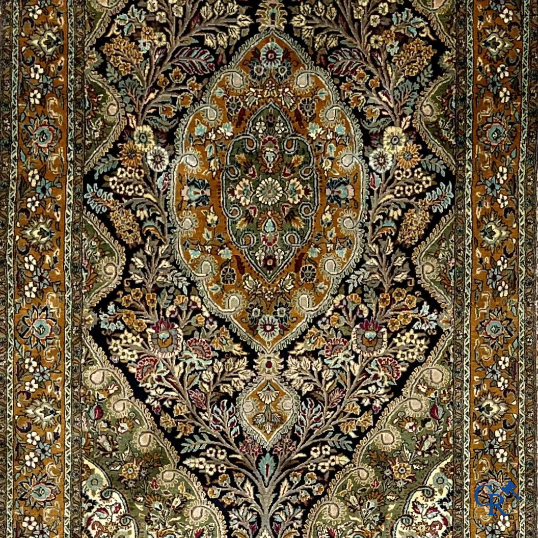 Tapis d'orient. Tapis en soie noué à la main avec un décor floral sur fond orange.