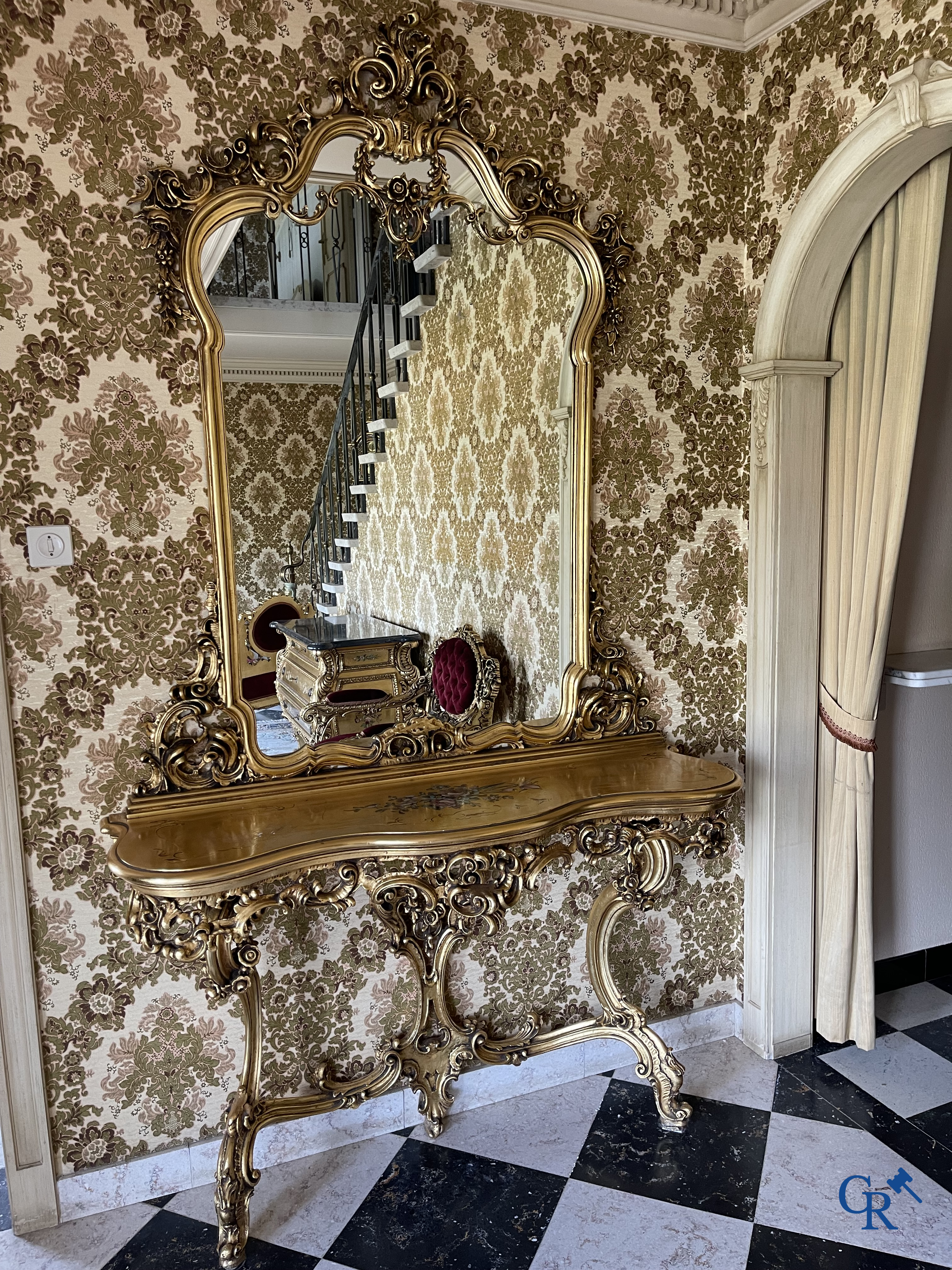 Meubelen. Uitgebreid lot met verguld en beschilderd houten meubilair. Console met spiegel, commode, armzetels, enz.