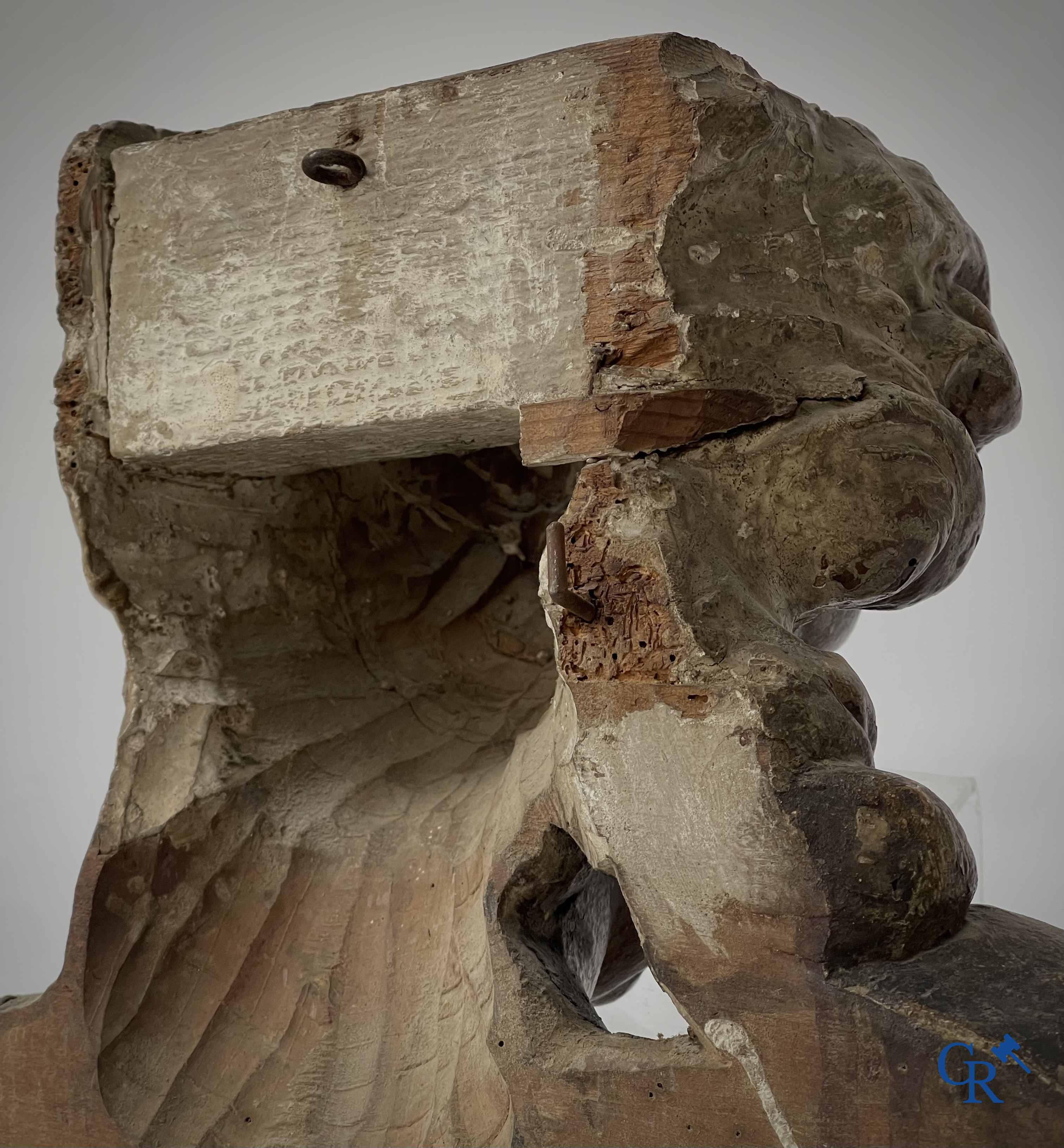 Religieuze Objecten. Barok. Een hout gesculpteerd hoofd van een engel en een ornament in gesculpteerd hout. 18e eeuw.