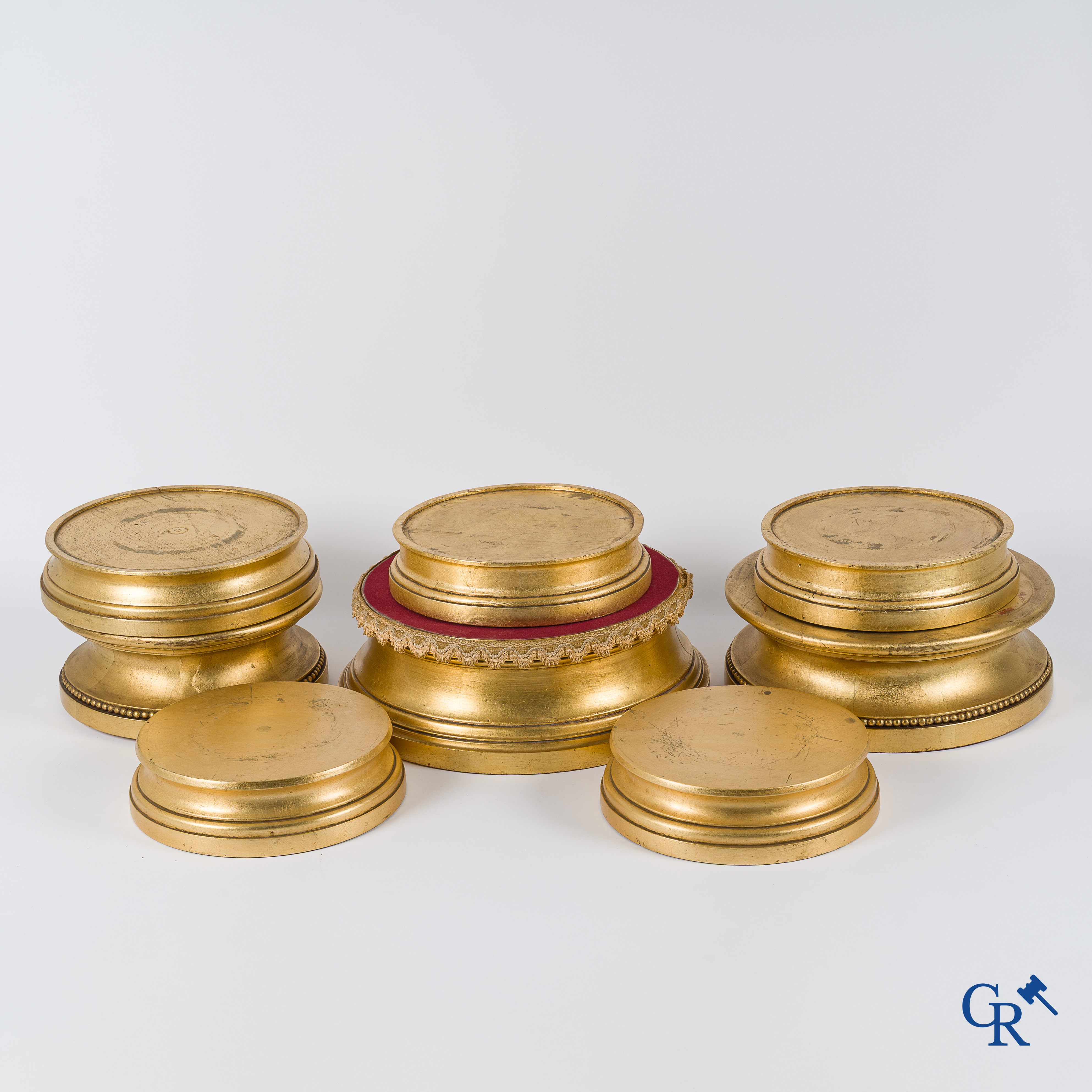 A lot with various (8 pieces) wood sculpted and gilded plinths.