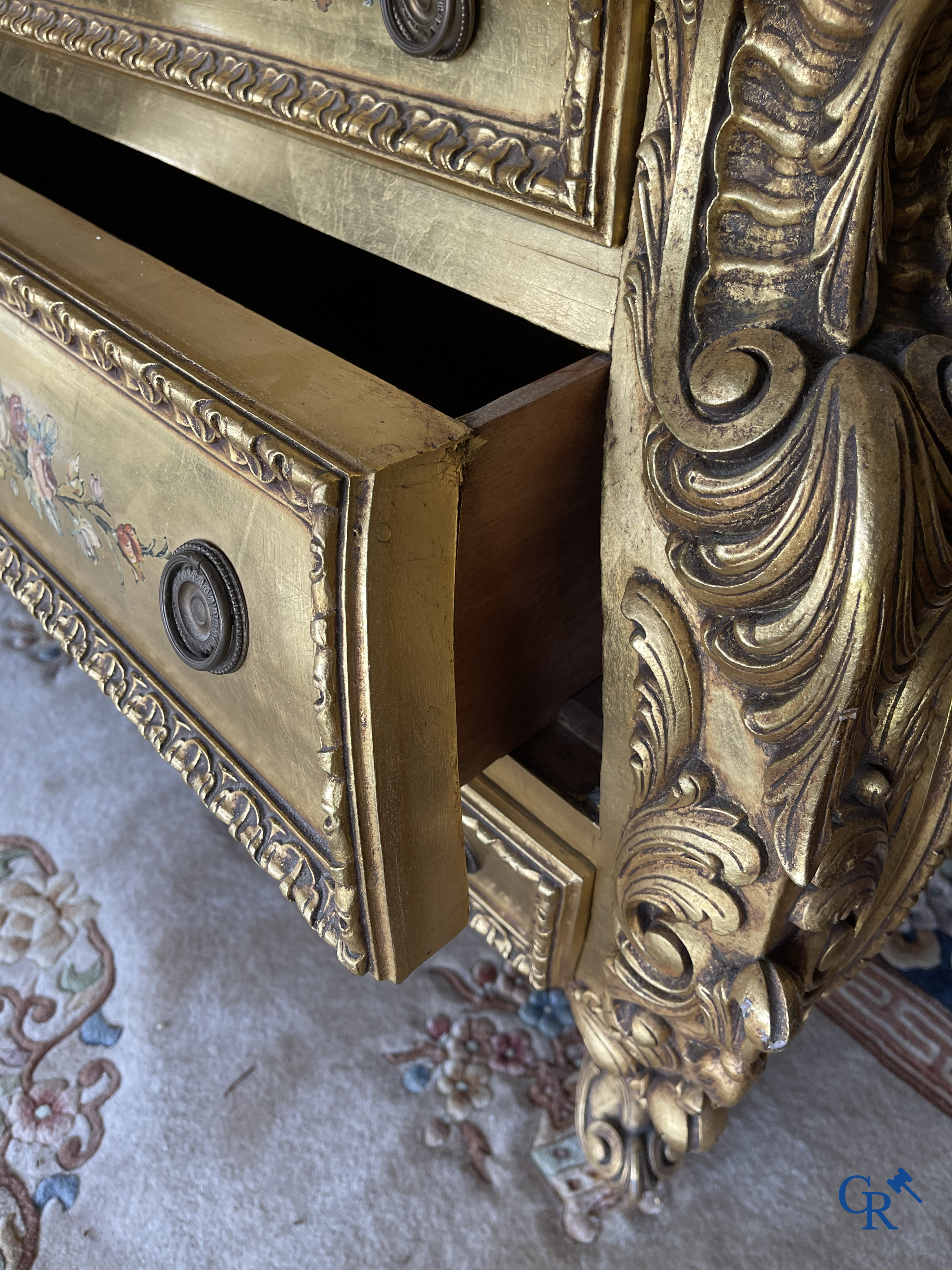 Meubelen. Uitgebreid lot met verguld en beschilderd houten meubilair. Console met spiegel, commode, armzetels, enz.
