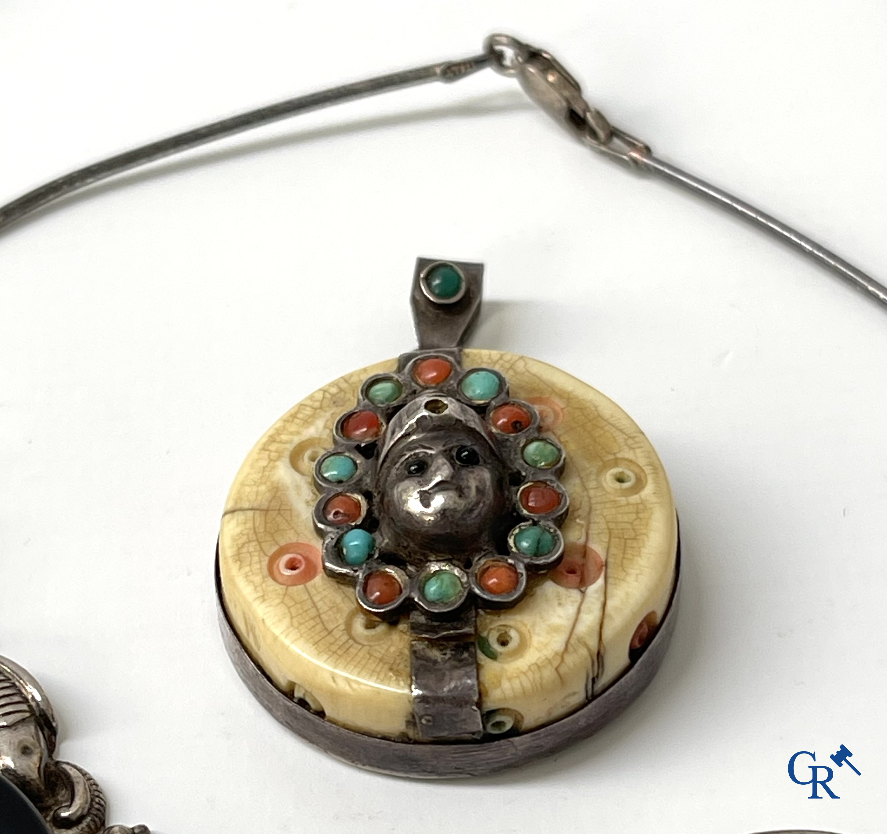 Juwelen. Lot objecten en juwelen in zilver of met zilver montuur. Een lot met uurwerken en juwelen in metaal bijgevoegd.