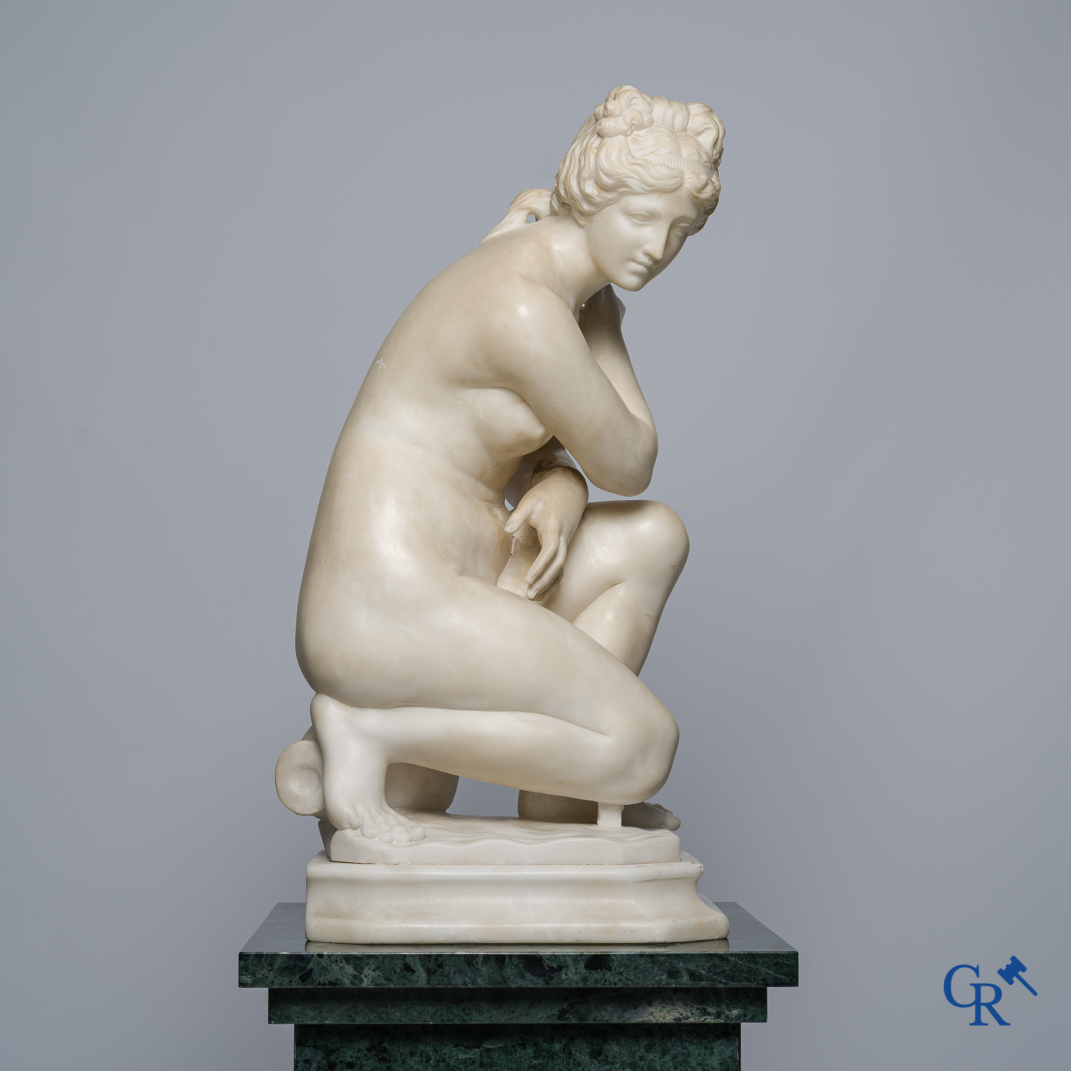 The crouching Venus. Italian Grand Tour sculpture in hand-carved marble. Around 1900-1920, in the antique style.