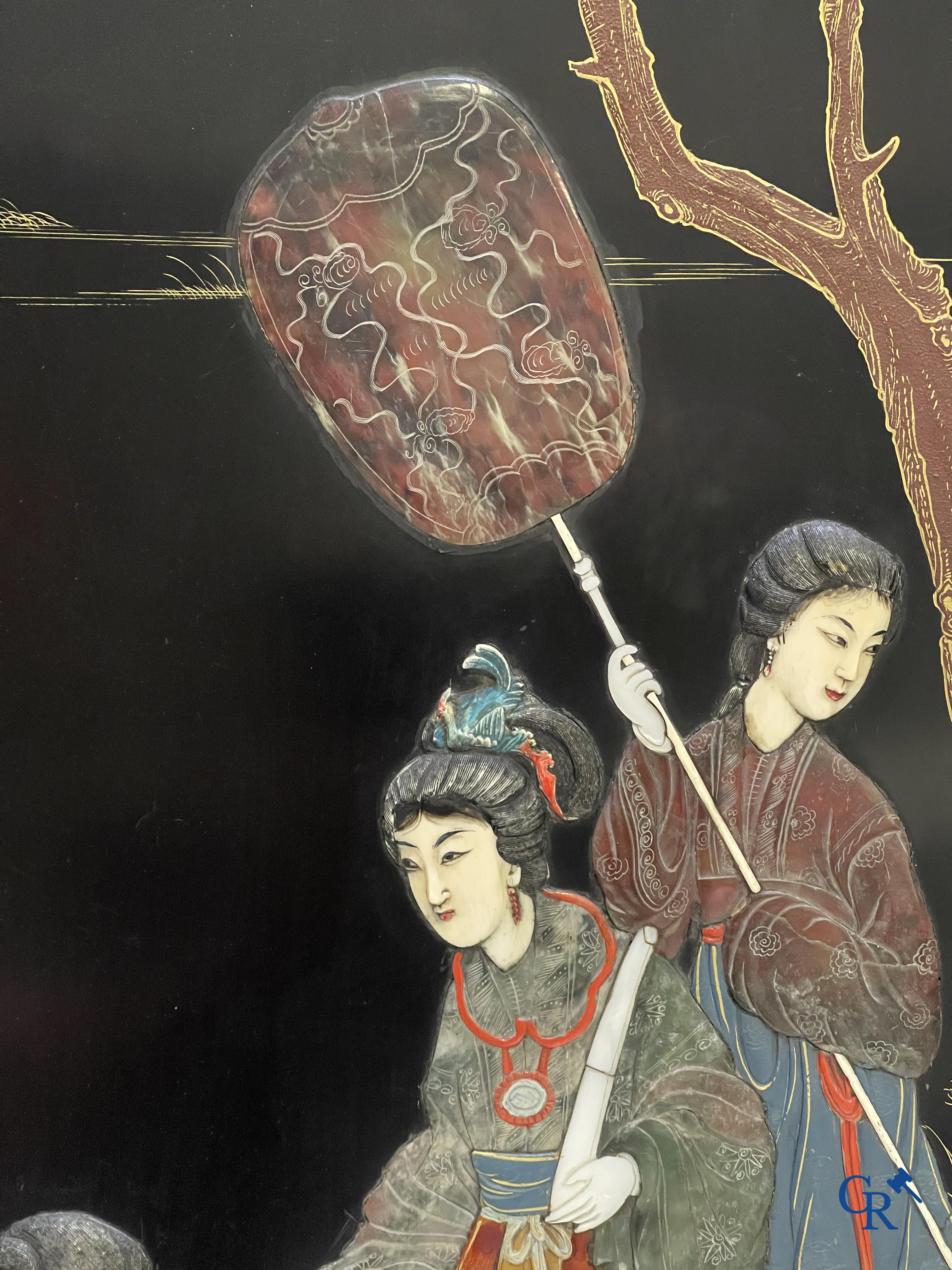 Art Asiatique, Chine. Grand paravant en laque serti de différents types de pierres et incrustations. 1ère moitié du 20ème siècle.