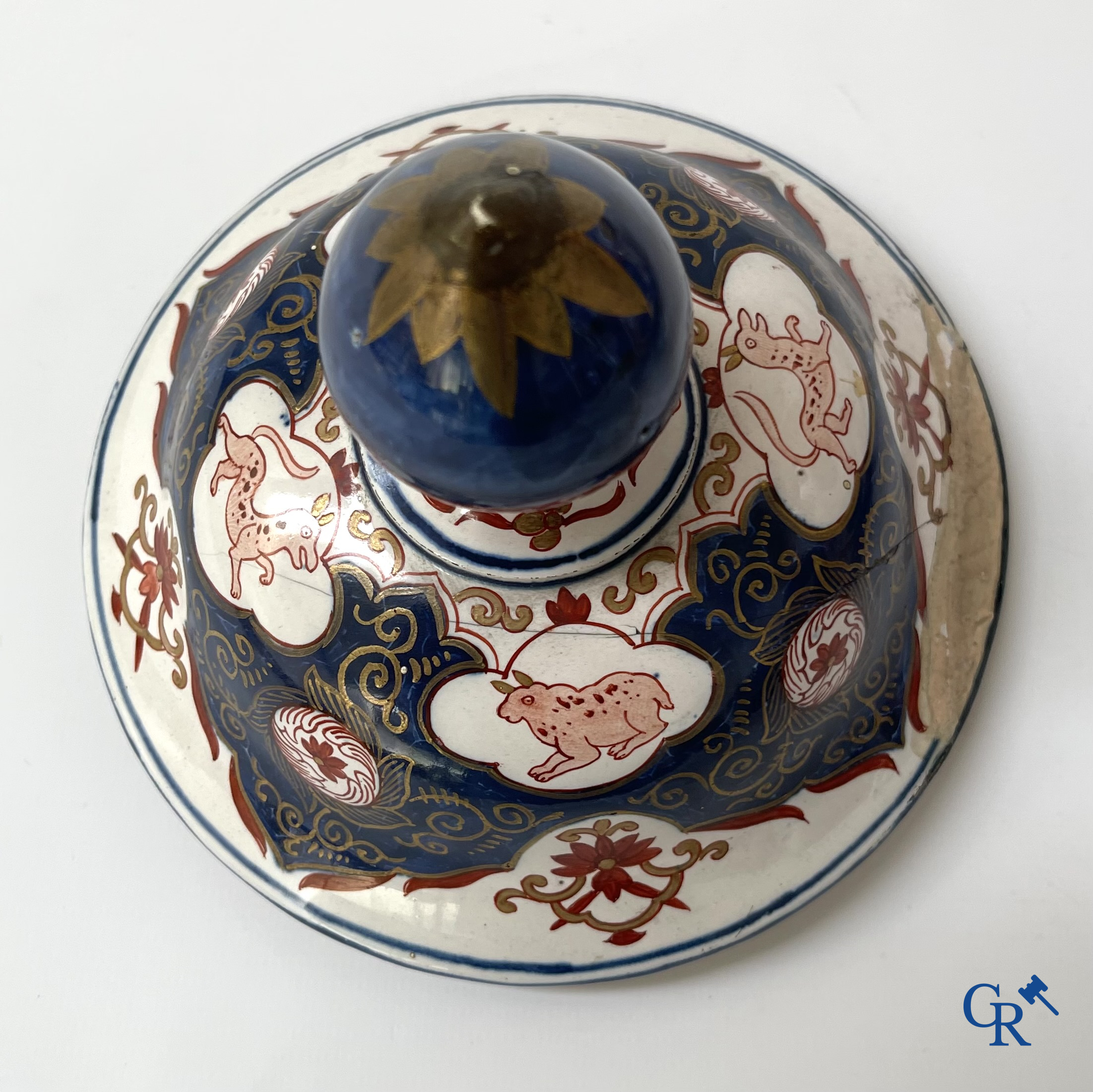 Delft. A large lid potich with Imari decor in Delft pottery, marked Blompot (De Vergulde Bloempot). 19th century.
