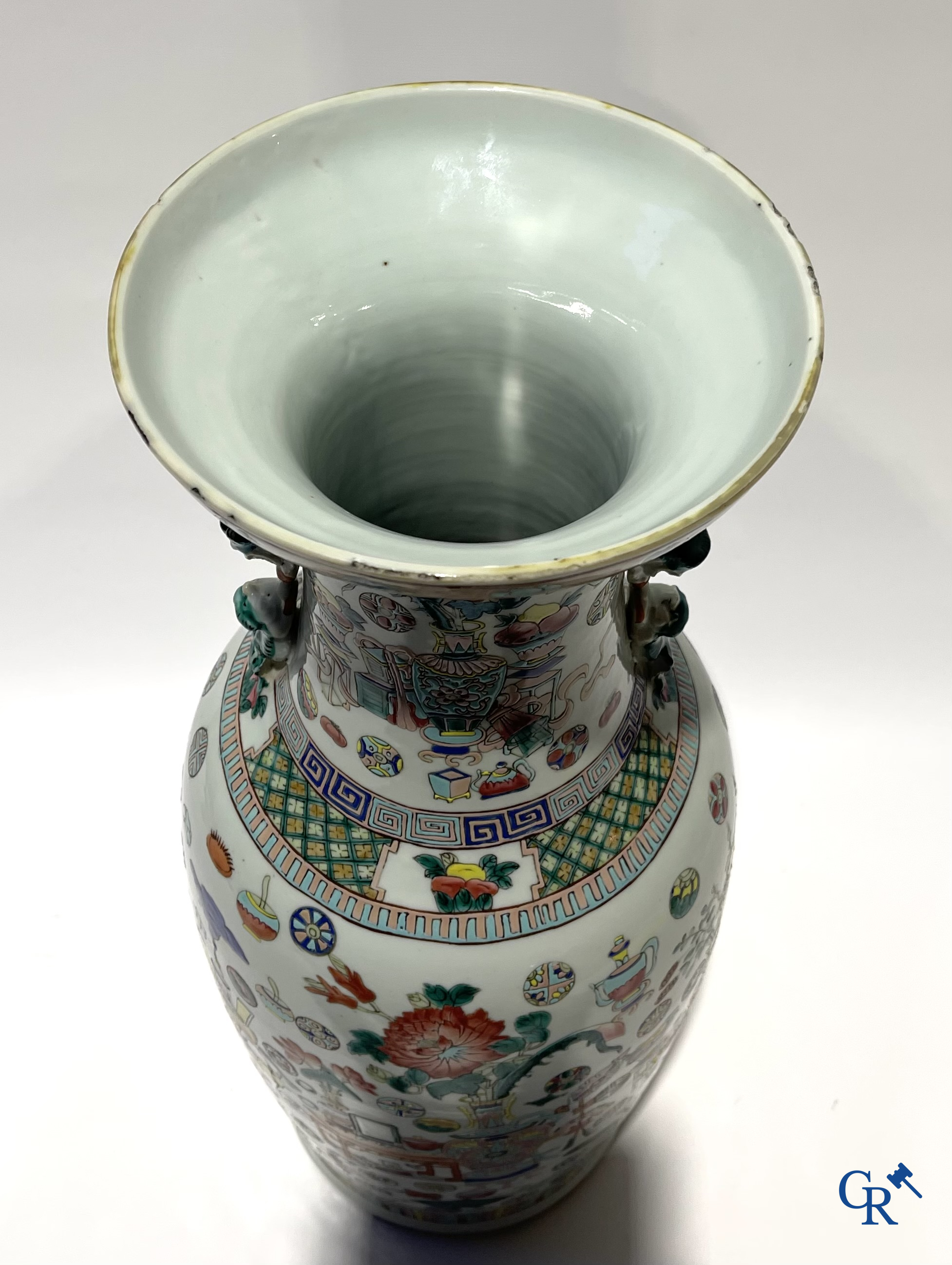 Asian Art. Chinese porcelain. A large Chinese vase with one hundred antiquities decor and Fu lion handles. 19th century.