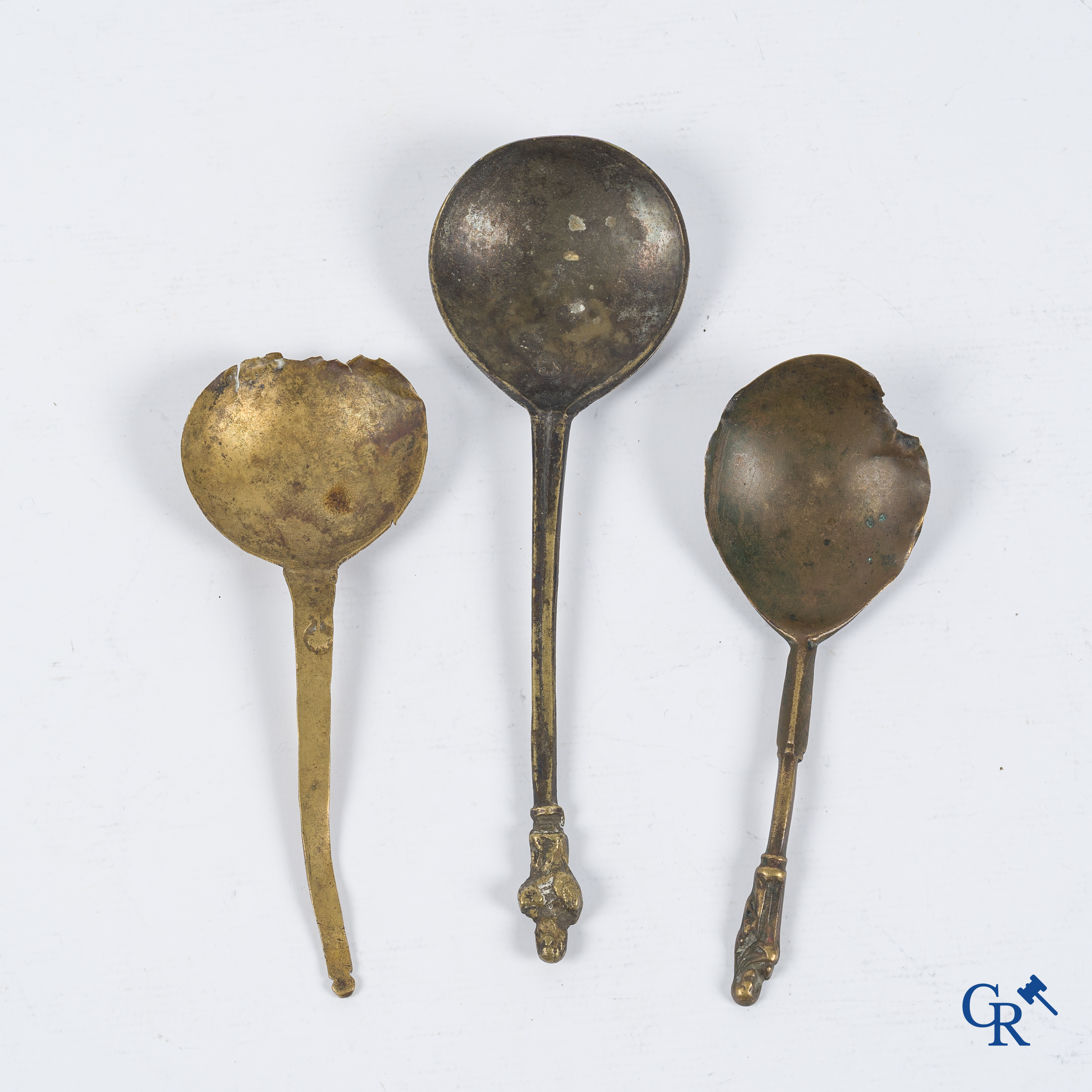 Haute époque. 3 spoons in copper and bronze, 2 of which with apostles. Hallmarks. Flanders 2nd half 15th, early 16th century.