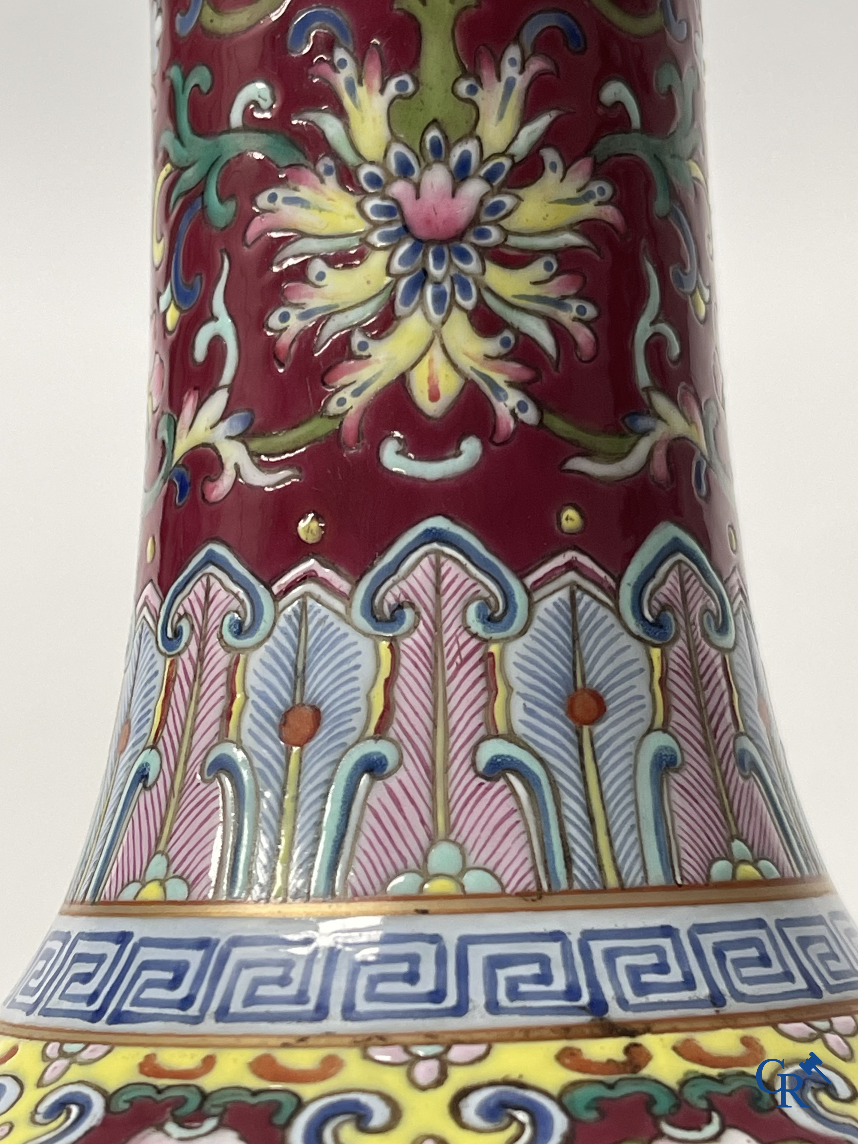 Asian Art, Chinese porcelain. A Chinese famille rose vase. Marked. Republic period. 20th century.
