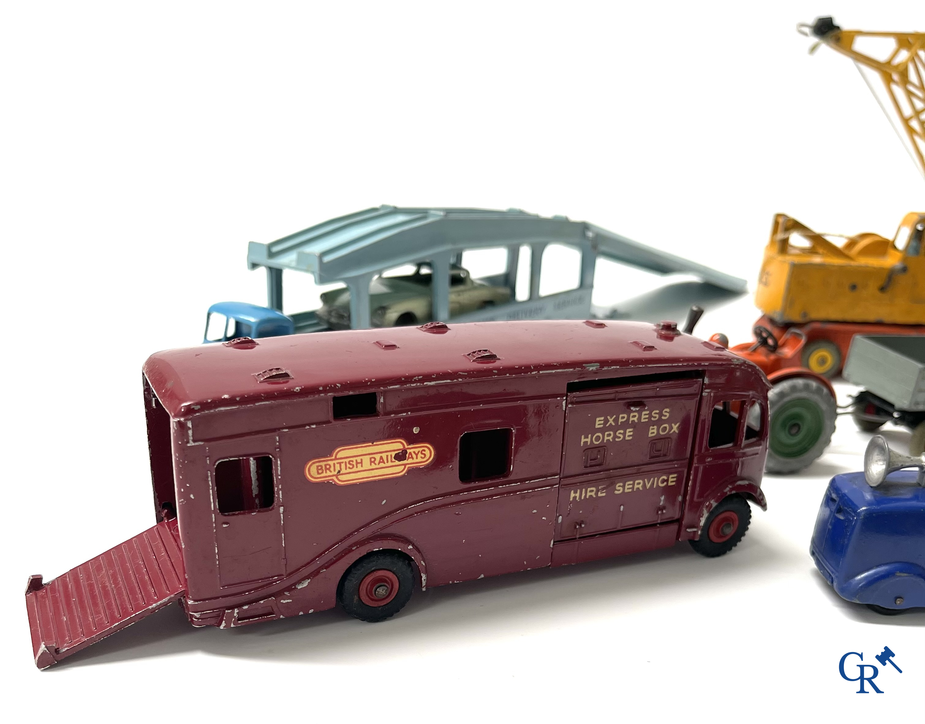 Vieux jouets. Intéressant lot de jouets. Dinky toys, Prameta Kölner Automodelle, Contstruction Jeep Japan, etc.