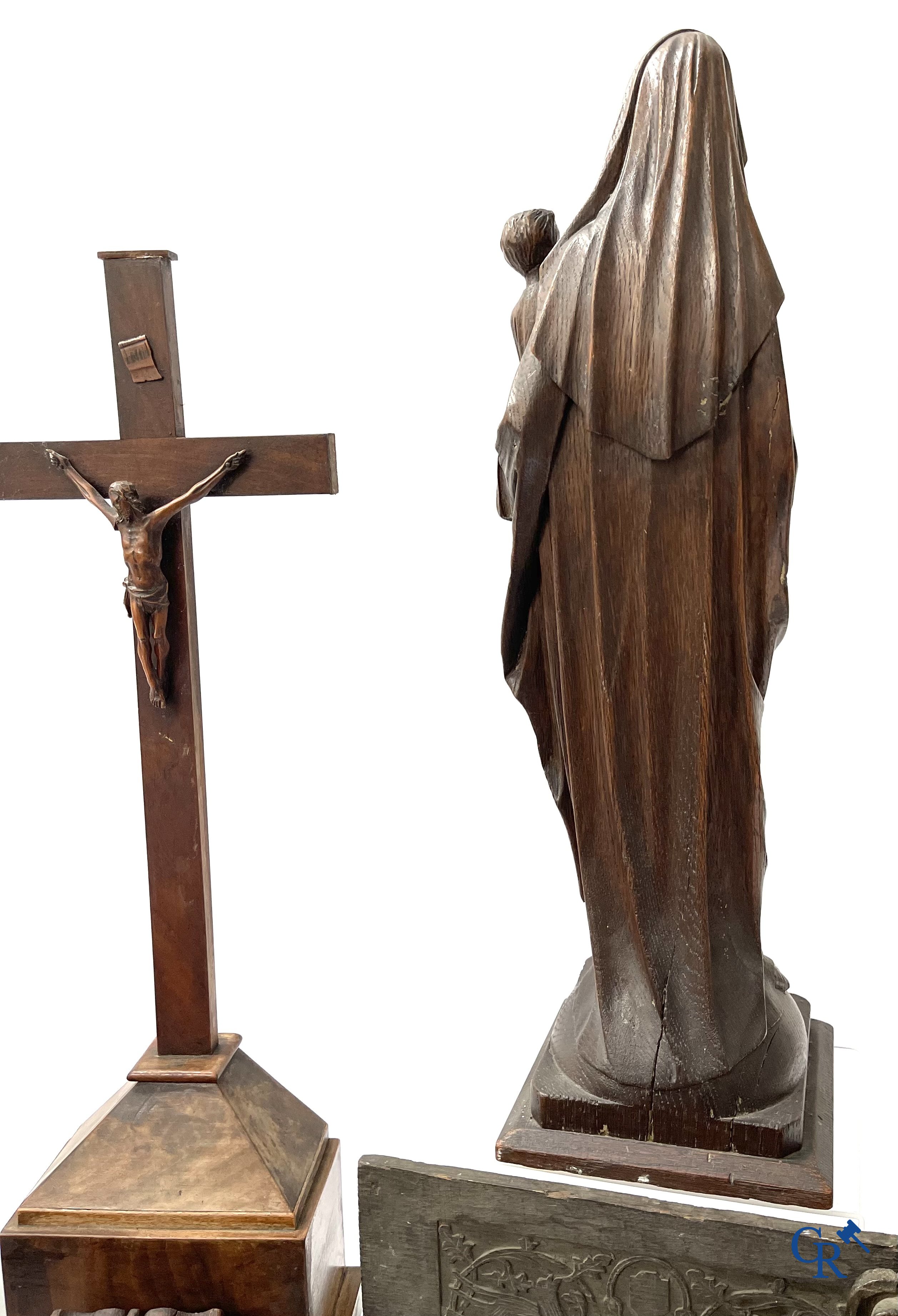 Religieuze objecten. Groot lot houtsculpturen. 19e eeuw.