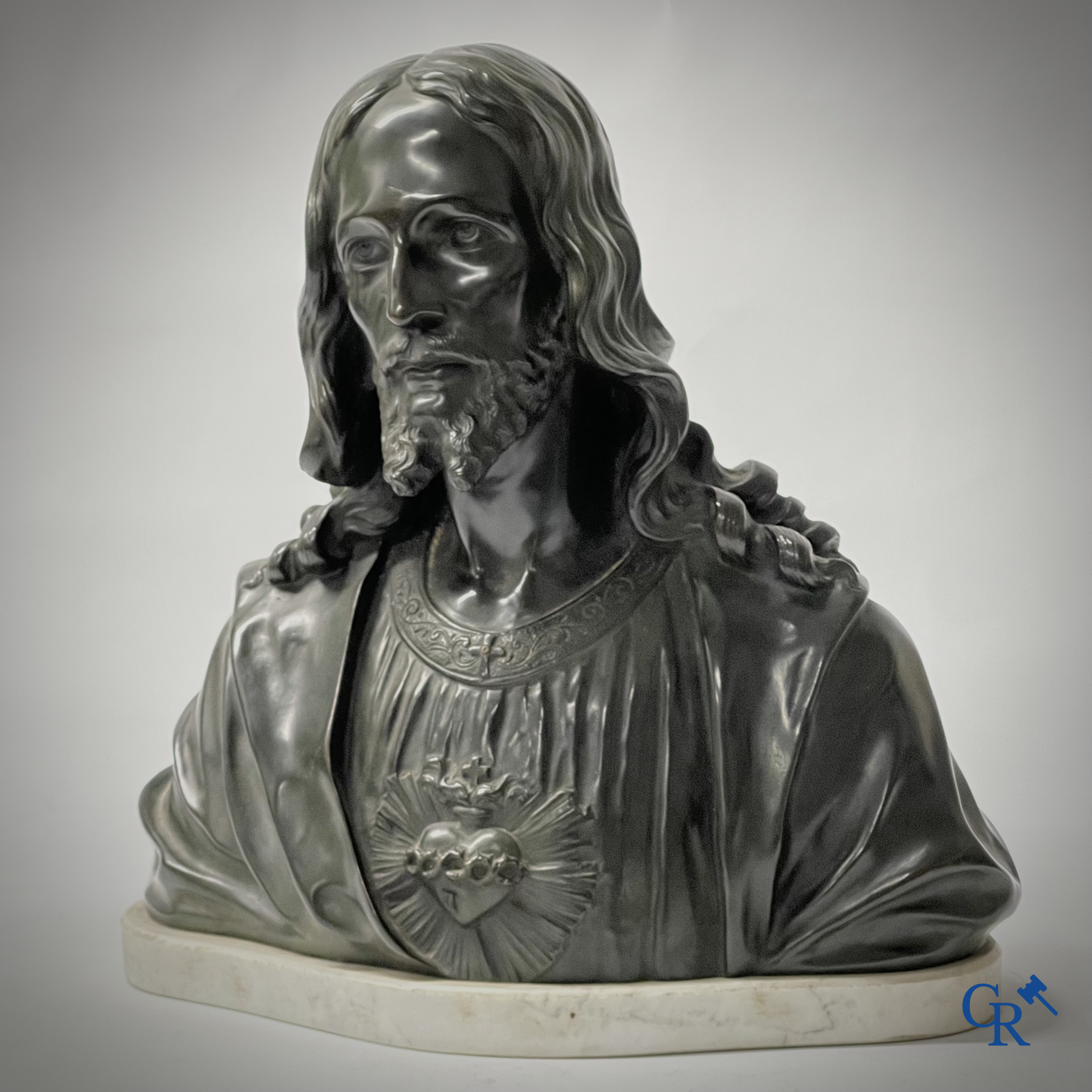 Religieuze objecten. A. Carli. Imposante fijn geciseleerde en gepatineerde bronzen buste van Christus. Circa 1920.