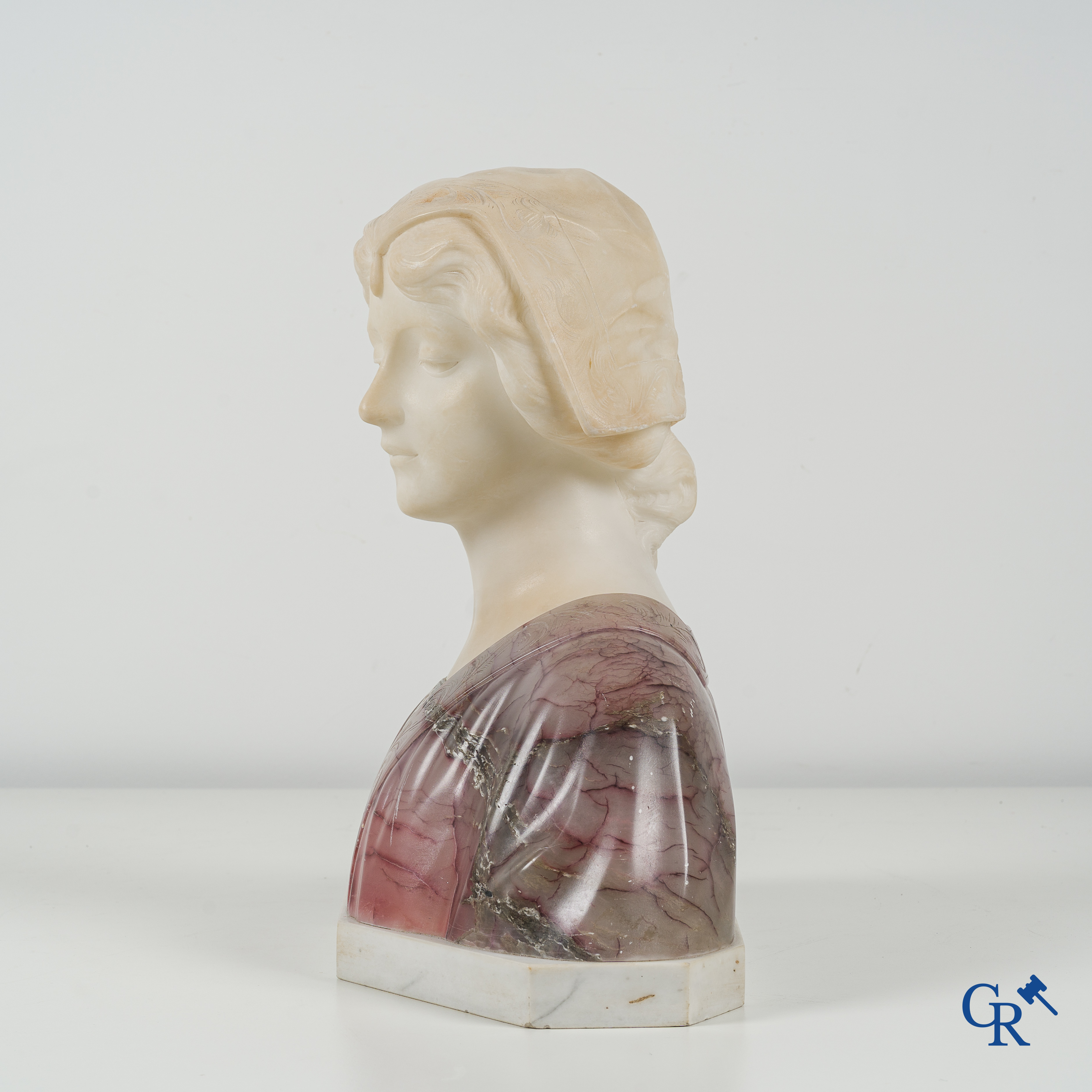 Gustave Van Vaerenbergh (1873-1927) Bust of a noble lady in white and violet veined marble. Around 1920.