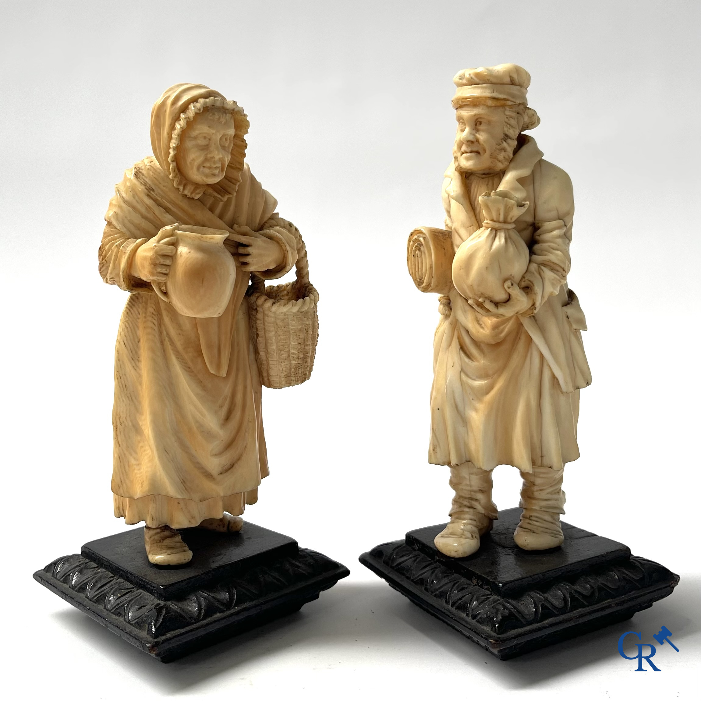 Few characters in sculpted bone on a black lacquered wooden base. Germany or France, 19th century.