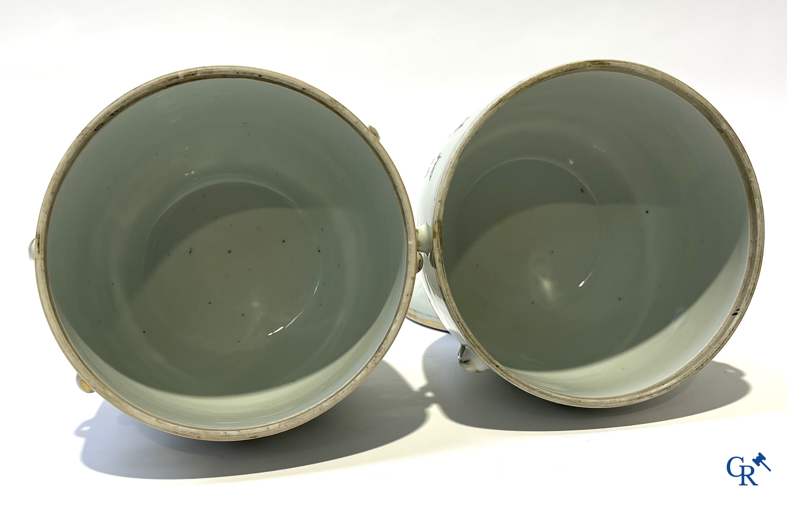 Asian Art, Chinese porcelain. A few lid jars with ladies-in-waiting. Around 1900.