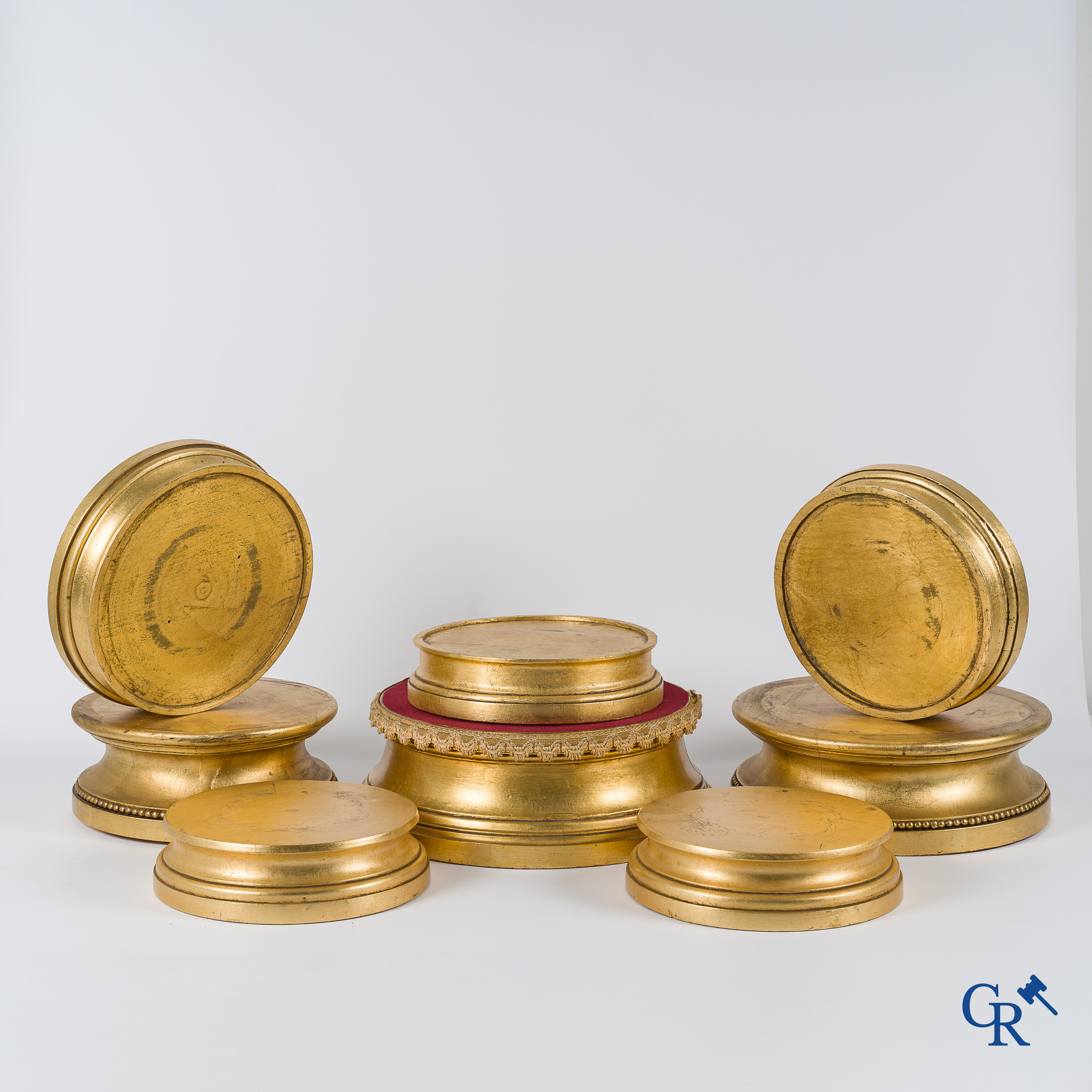 A lot with various (8 pieces) wood sculpted and gilded plinths.
