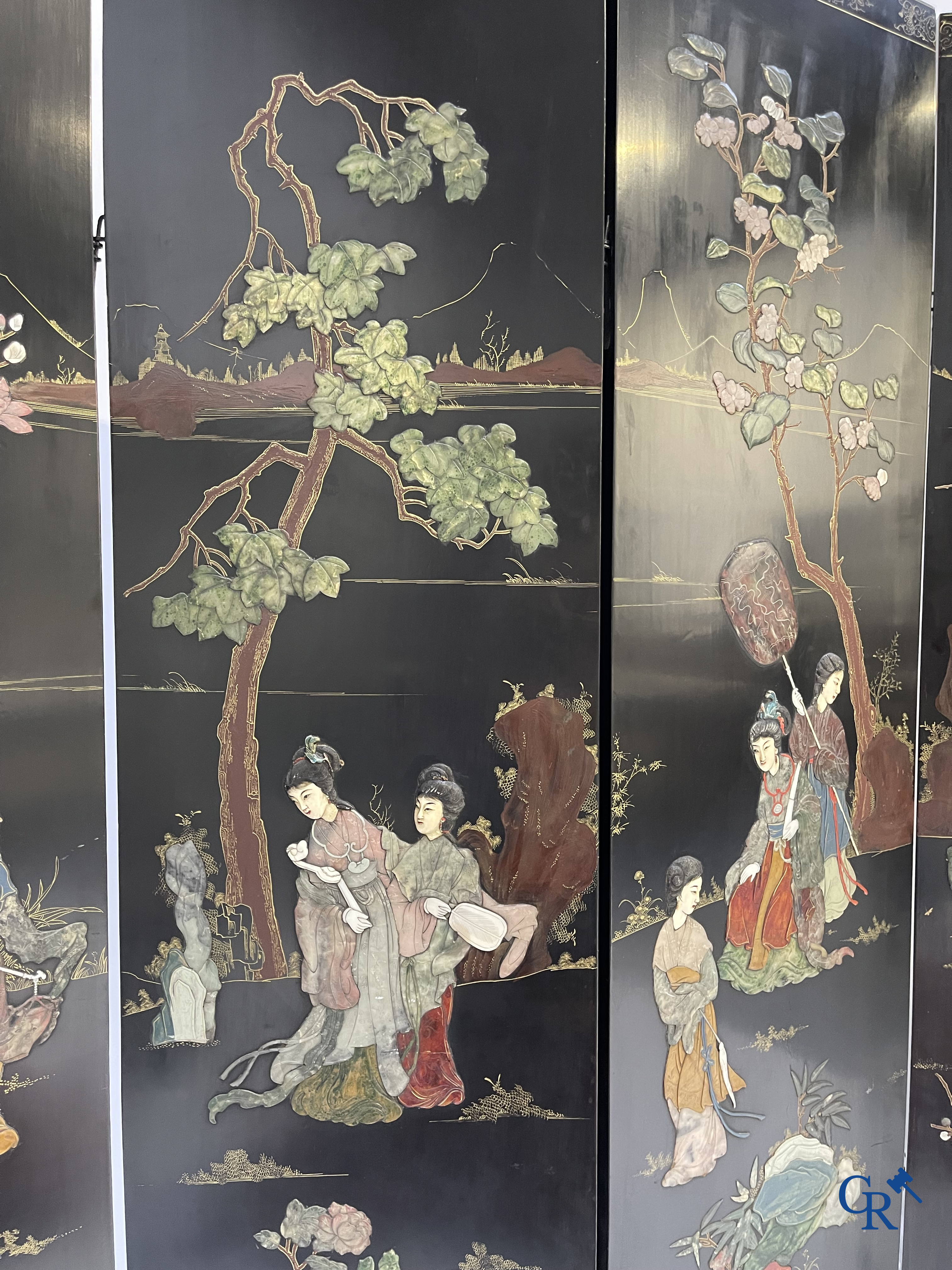 Art Asiatique, Chine. Grand paravant en laque serti de différents types de pierres et incrustations. 1ère moitié du 20ème siècle.