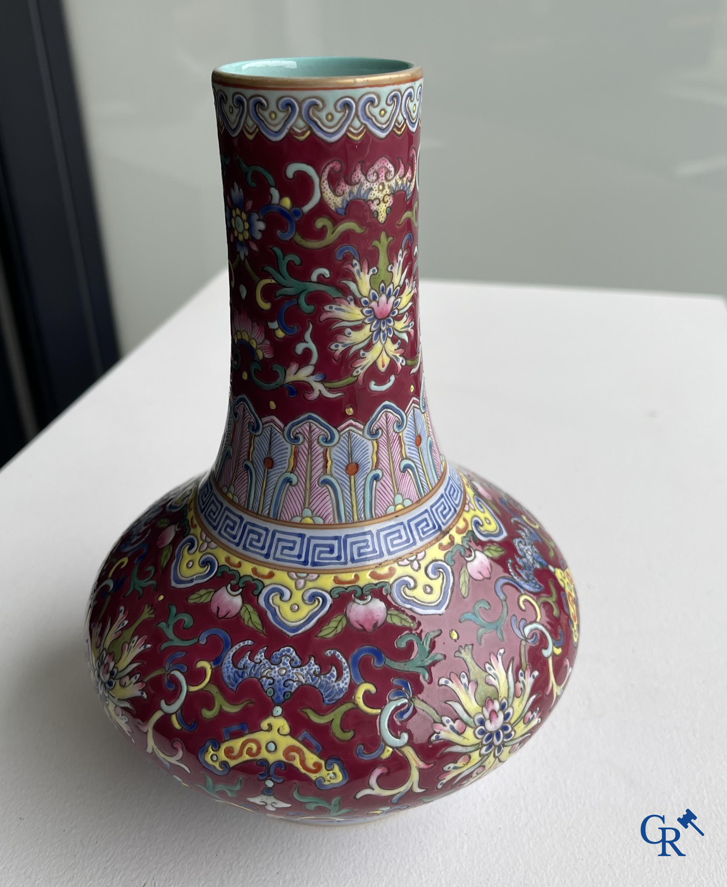 Aziatica, Chinees porselein. Een Chinees famille rose vaasje. Gemerkt. Republiek periode. 20ste eeuw.
