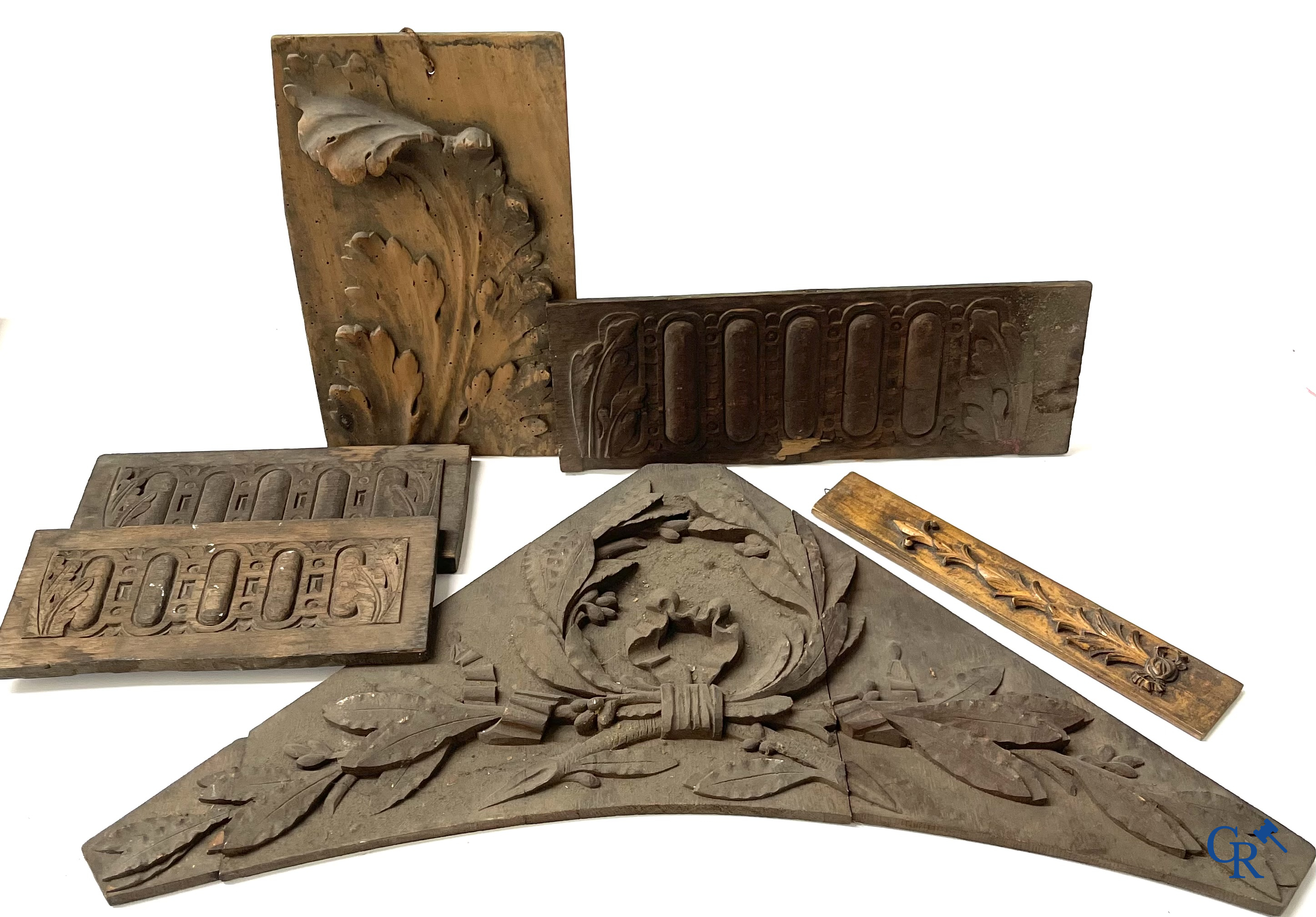 Religieuze objecten. Groot lot houtsculpturen. 19e eeuw.