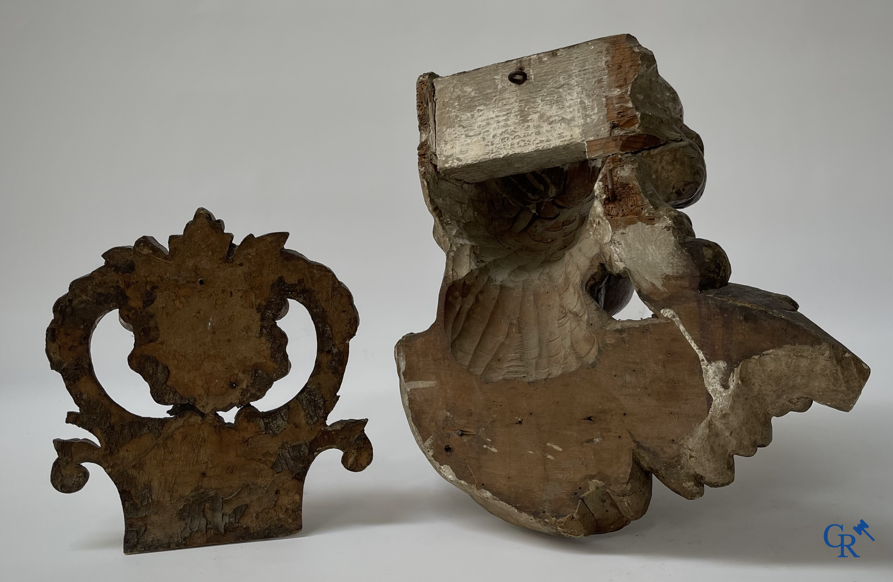 Religieuze Objecten. Barok. Een hout gesculpteerd hoofd van een engel en een ornament in gesculpteerd hout. 18e eeuw.