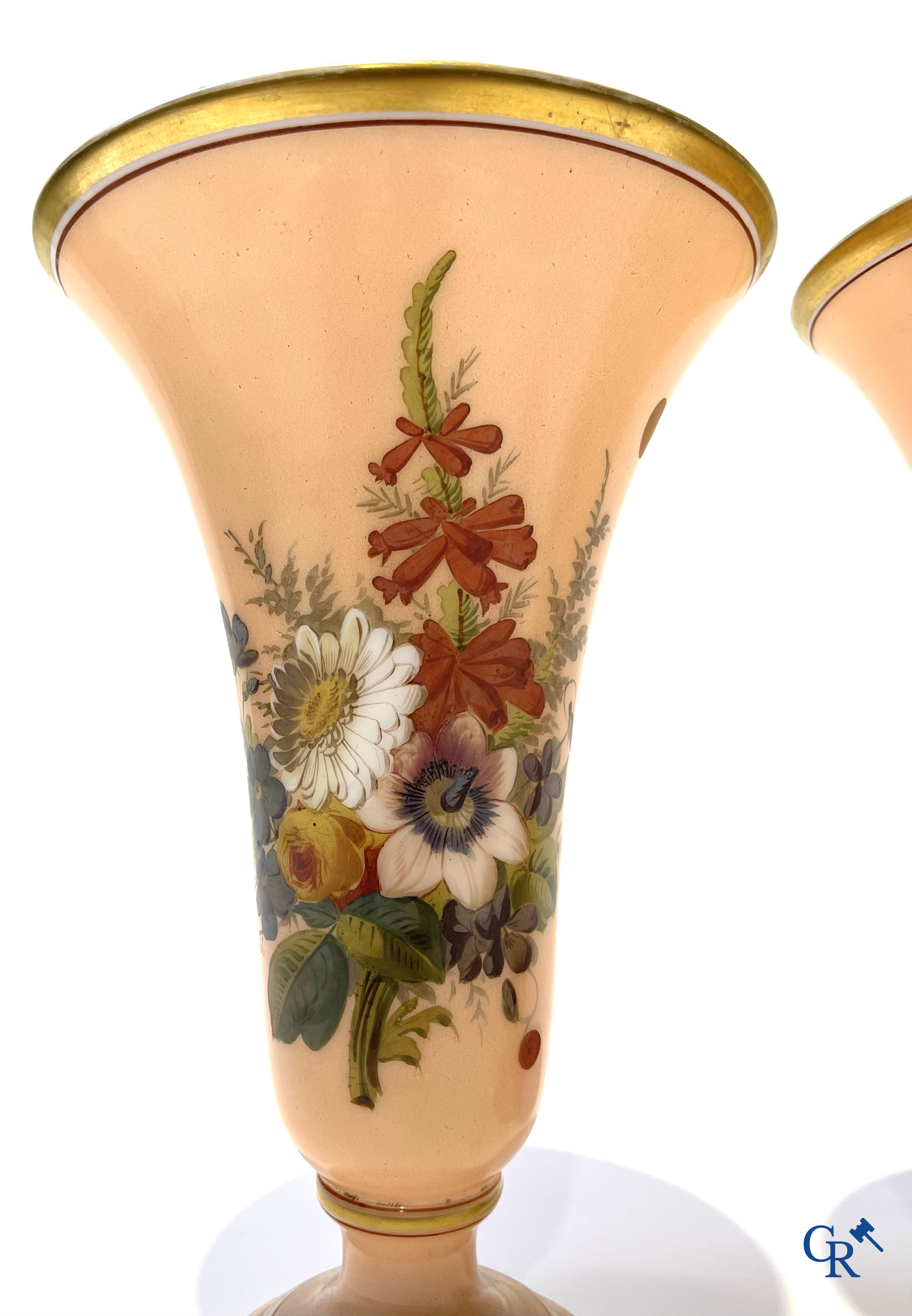 Napoleon III-periode. Paar vazen in opaline met bloemendecor. Circa 1880.