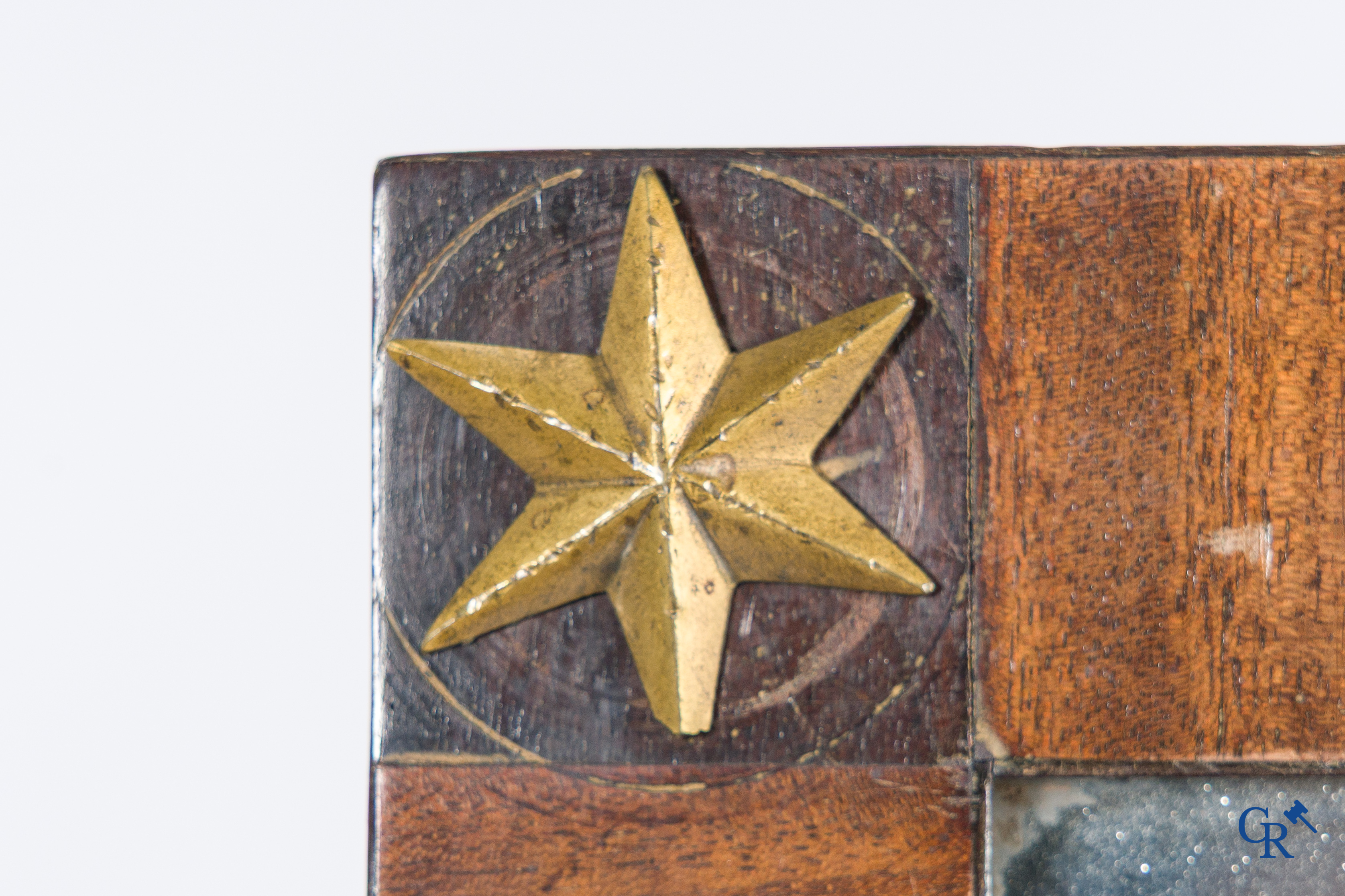 Chapuis, een mahonie houten herenkaptafel en dames toilettafel met geciseleerde bronzen. Empire, circa 1810.