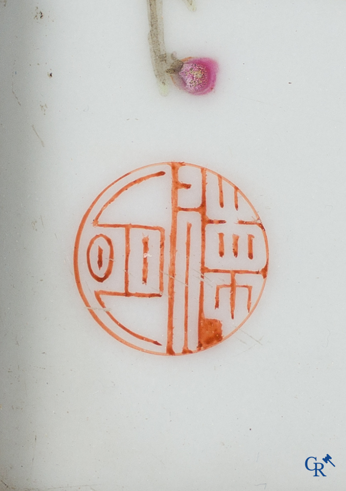 Aziatica, een grote Chinese porselein plakket met vogels en bloementakken. Gemerkt.